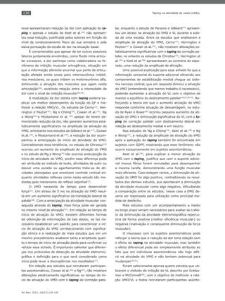 136
Ter Man. 2012; 10(47):129-140
Taping na atividade do vasto médio.
nove apresentaram redução da dor com aplicação do ta-
ping e apenas o estudo de Keet et al.(38)
não apresen-
tou essa redução, justiﬁcada pelos autores em função do
nível de condicionamento físico de sua amostra e pela
baixa pontuação da escala de dor na situação basal.
É compreendido que apesar de ter outros possíveis
fatores juntamente envolvidos, como ﬂuido intra-articu-
lar excessivo, a dor participa como colaboradora no fe-
nômeno de inibição muscular artrogênica; situação em
que a informação aferente anormal que parte da articu-
lação afetada emite sinais para interneurônios inibitó-
rios medulares, os quais inibem os motoneurônios alfa,
diminuindo a ativação dos músculos que agem nesta
articulação(54)
, existindo relação entre a intensidade da
dor com o nível de inibição muscular(55,56)
.
A modulação da dor obtida com taping poderia ex-
plicar um melhor desempenho da função do QF e me-
lhorar a relação VMO/VL. Os estudos de Cerny(14)
, Her-
rington e Payton(41)
, Ng e Cheng(19)
, Cowan et al.(31)
, Ng
e Wong(33)
e Mostamand et al. (35)
apesar de terem de-
monstrado redução da dor, não geraram aumentos esta-
tisticamente signiﬁcativos na amplitude de ativação do
VMO, entretanto nos estudos de Gilleard et al.(17)
, Cowan
et al.(20)
, e Mostamand et al.(35)
, a redução da dor acom-
panhou a antecipação do início de atividade do VMO.
Contradizendo essa tendência, no estudo de Christou(23)
ocorreu um aumento da amplitude de ativação do VMO
e no estudo de Ng e Wong(33)
não ocorreu antecipação do
início de atividade do VMO, porém essa diferença pode
ser atribuída ao método de teste, atividades de subir ou
descer uma escada ou agachamentos trata-se de ati-
vidades planejadas que envolvem controle cortical en-
quanto atividades reﬂexas como neste estudo são me-
diadas pelo mecanismo de reﬂexo espinhal(33)
.
O VMO necessita de tempo para desenvolver
força(57)
. Um atraso de 5 ms na ativação do VMO resul-
ta em um aumento signiﬁcativo da translação lateral da
patela(58)
. Com a antecipação da atividade muscular con-
seguida através do taping, mais força pode ser gerada
no mesmo nível de ativação(31)
. Em relação ao tempo de
início de ativação do VMO, existem diferentes formas
de obtenção de informações de tais dados; se faz ne-
cessário estabelecer um padrão para caracterizar o iní-
cio de ativação do VMO correlacionando com signiﬁca-
ção clínica e a realização de mais estudos que em um
mesmo procedimento analisem tanto a amplitude quan-
to o tempo de início de ativação deste para conﬁrmar ou
refutar esse achado. É importante salientar que diferen-
ças nos protocolos de detecção da atividade eletromio-
gráﬁca e deﬁnição para o que será considerado como
início pode levar a discrepâncias nos resultados(17)
.
Em relação aos estudos que recrutaram participan-
tes assintomáticos, Cowan et al.(20)
e Ng(27)
, não mostram
alterações estaticamente signiﬁcativas no tempo de iní-
cio de ativação do VMO com o taping de correção pate-
lar, enquanto o estudo de Parsons e Gilleard(44)
apresen-
tou um atraso na ativação do VMO e VL durante a subi-
da de uma escada. Entre os estudos que analisaram a
amplitude de ativação do VMO, Cerny(14)
, Herrington e
Payton(41)
e Cowan et al.(31)
, não mostram alterações es-
tatisticamente signiﬁcativas com o taping de correção pa-
telar, no entanto os estudos de Christou(23)
, Herrington et
al.(25)
e Keet et al.(38)
apresentaram ao contrário do espe-
rado, uma redução da amplitude de ativação.
Uma possível explicação para esse achado foi que a
informação sensorial do suporte adicional oferecido aos
componentes de estabilização medial chegue ao siste-
ma nervoso central, que em resposta diminui a ativação
do VMO (entendendo que menos trabalho é necessário),
podendo aumentar a ativação do VL com o objetivo de
manter o equilíbrio do deslizamento patelar(19,23,29,33)
. Re-
forçando a teoria em que o aumento ativação do VMO
responde conforme situação de desvantagem, no estu-
do de Ryan e Rowe(29)
ocorreu pequeno aumento da ati-
vação do VMO e diminuição signiﬁcativa do VL com o ta-
ping de correção patelar com deslizamento lateral em
relação ao deslizamento medial e em neutro.
Nos estudos de Ng e Cheng(19)
, Keet et al.(38)
e Ng
e Wong(33)
, a redução da amplitude de ativação do VMO
após a aplicação do taping também foi encontrada em
sujeitos com SDPF, mostrando que esse fenômeno não
ocorre exclusivamente em sujeitos assintomáticos.
Keet et al.(38)
, para explicar a menor ativação do
VMO com o taping, justiﬁca que com o suporte adicio-
nal menos ﬁbras foram recrutadas para desempenhar
a mesma tarefa, demonstrando uma função muscular
mais eﬁciente. Caso estejam certos, a diminuição da ati-
vação do VMO foi algo positivo, contradizendo os resul-
tados dos demais estudos, que apontavam a diminuição
da atividade muscular como algo negativo, diﬁcultando
a comparação entre os estudos; nesse caso a EMG de-
veria ser repensada para utilização como principal me-
dida de desfecho.
Mais estudos com um acompanhamento a médio
ou longo prazo seriam necessários para avaliar se o efei-
to da diminuição da atividade eletromiográﬁca repercu-
tiria de forma positiva (melhor eﬁciência muscular) ou
negativa (inativação e consequente diminuição da força
muscular).
O insucesso com os sujeitos assintomáticos pode
reforçar a teoria que a redução da dor teria relação com
o efeito do taping na atividade muscular, mas também
o efeito diferencial pode ser simplesmente atribuído ao
fato que em indivíduos assintomáticos não haja déﬁ-
cit na atividade do VMO e não tenham potencial para
mudanças(30,31)
.
Foram selecionados apenas quatro estudos que uti-
lizaram o método de inibição do VL descrito por Grelsa-
mer e McConnell(59)
, com o objetivo de melhorar a rela-
ção VMO/VL e todos recrutaram participantes assinto-
 