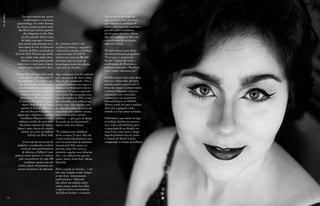 28 29
Era uma menina que amava
os dinossauros e queria ser
paleontóloga. Ou então diretora
de cinema, porque gostava tanto
dos filmes que chorava quando
eles chegavam ao fim. Mas
um dia, quando tinha 6 anos
de idade, seus pais a levaram
para assistir pela primeira vez a
uma ópera ao vivo. A ópera era
Carmen, de Bizet, encenada na
Torre de Tevê. Ela bem que podia
ter achado tudo muito chato.
Afinal, se tanta gente grande
ainda torce o nariz para a ópera,
imagina uma criança de 6 anos.
Só que Manuela não achou nada
chato. Muito pelo contrário. O
encantamento foi tamanho que,
aos 12 anos de idade, lá estava
ela estreando nos palcos como
integrante do coro infantil de
outra montagem de Carmen,
desta vez no Teatro Nacional.
E hoje, aos 19, apenas 13 anos
depois daquele dia na Torre,
quando fechou os olhos para
não ver Don José assassinar a
cigana que o rejeitara, a soprano
brasiliense Manuela Korossy
realizou o sonho de nove entre
dez jovens talentos de música,
dança e artes cênicas do mundo
inteiro: ser aceita na Juilliard
School, em Nova York.
Com mais de um século de
tradição e considerada a melhor
escola de artes performáticas
do planeta, a Juilliard é para
poucos, muito poucos. A começar
pela concorrência: de cada 100
candidatos apenas sete são
aceitos, depois de passarem por
exames duríssimos de admissão.
Se o primeiro funil é o da
excelência artística, o segundo é
o financeiro: estudar na Juilliard
custa em torno de US$ 50
mil por ano (cerca de R$ 260
mil reais), fora os custos de
hospedagem numa das cidades
mais caras do mundo.
Algo totalmente fora da realidade
para uma jovem de classe média,
filha de pais assalariados. Pois a
menina brasiliense que amava o
cinema e os dinossauros não se
contentou “só” em ser aprovada
com louvor: ela conquistou uma
bolsa de estudos de 90%, a mais
alta concedida pela Juilliard em
muitos anos. Vale ressaltar que
as cobiçadas bolsas da escola são
concedidas por critérios sociais,
mas também pelos méritos
artísticos – e pelo grau de desejo
da escola em ter determinado
talento entre seus alunos.
“Eu sonhava com a Juilliard
desde os meus 15 anos. Mas ela
é uma escola ridiculamente cara,
com um percentual de admissão
impraticável. Pelo menos eu
pensava assim. Pra você ser
admitida e ganhar uma bolsa tão
alta, a sua audição tem que ser
muito, muito, muito boa”, afirma
Manuela.
Perfeccionista ao extremo – e ela
não teria chegado aonde chegou
se não fosse extremamente
perfeccionista – Manuela
não achou sua audição assim
muito, muito, muito boa. Mas
a rigorosa banca examinadora
da Juilliard decidiu o contrário.
Depois de ser aprovada nas
duas primeiras fases de testes,
que consistia na avaliação de
vídeos com repertório operístico
gravados pelos candidatos,
ela foi para a terceira e última
fase, uma audição on-line com
os professores da escola pelo
aplicativo Zoom.
No meio desse exame final,
um dos professores perguntou:
“Você que é a cantora do
Brasil?”. Depois de ouvir a
confirmação de Manuela, o
professor emendou: “Parabéns,
você é muito talentosa, viu?”.
Detalhe: poucos dias antes dessa
terceira e última fase, ela havia
testado positivo para Covid. O
vírus não chegou a comprometer
o pulmão. Manuela começou
tratamento com corticoides
e passou por um tratamento
fonoaudiológico no HRAN.
Mesmo assim, foi para a audição
final com a garganta ainda
irritada e as vias aéreas inchadas.
Felizmente, o que estava em jogo
na audição decisiva era menos a
voz e mais a diretibilidade, que é
a capacidade de ser dirigida em
cena. Fosse como fosse, o elogio
daquele professor era um spoiler:
a “cantora do Brasil”já havia
conquistado o coração da Juilliard.
Foto:
Thaís
Mallon
 