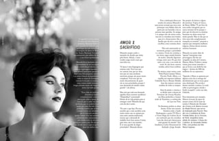 32 33
Amor x
Sacrifício
Manuela sempre soube o
tamanho do desafio que tinha
pela frente. Afinal, o canto
erudito exige muito mais que
uma bela voz.
“A ópera é uma linguagem que
mistura tudo. Você tem que
ser cantora, tem que ser atriz,
tem que ser uma excelente
musicista, porque são peças muito
complexas. Você tem que ter
muito discernimento de quais
são as suas prioridades, porque é
uma demanda de estudos muito
grande “, ela afirma.
Mas será que toda essa demanda
significa fazer enormes sacrifícios?
“Desperdiçar”a juventude?
Deixar de ter vida própria para se
entregar à arte? Manuela diz que
com ela não é assim.
“Eu amo o que faço. Por isso,
acredito que o meu sacrifício seria
muito maior caso eu optasse por
uma outra carreira tradicional,
mesmo que a demanda de
trabalho fosse bem menor. Cantar,
para mim, não é um martírio.
É só uma questão de eleger
prioridades”, Manuela afirma.
Fora a dedicação férrea aos
estudos da música, Manuela é
uma jovem normal, que troca sem
pestanejar uma balada cheia de
gente por um barzinho com as
pessoas mais queridas. As amigas
e os amigos não são tantos assim,
mas ela os considera seus irmãos,
para rir e chorar juntos. São a
família que ela teve a sorte de
escolher, como costuma dizer.
Não está namorando no
momento, porque a prioridade
é a música. Gosta de cozinhar, e
nas horas vagas estuda história
da moda e desenha figurinos
vintage, meio anos 50, que têm
tudo a ver com o seu estilo de
vestir. Se não fosse cantora
erudita, talvez fosse estilista.
Na música, entre outros, curte
Pink Floyd, Caetano Veloso,
Puccini, Verdi e Bizet, e se
espelha nas sopranos italianas
Gabriella Tucci e Renata Tebaldi,
duas das maiores cantoras
eruditas de todos os tempos.
Ama de paixão o cinema, e
se divide entre a doçura de
Tornatore (de Cinema Paradiso,
seu filme preferido), o humor
ácido de Tarantino e a melancolia
de Lars von Trier.
Na literatura, prefere as obras
densas. Entre seus amores
literários estão o bardo
Shakespeare, o poeta T.S Eliot e
o Victor Hugo de O último dia de
um condenado, que ela considera
“uma das obras pró-democracia
mais geniais do mundo”. Dos
brasileiros, Carlos Drummond de
Andrade e Jorge Amado.
Seu projeto de leitura é algum
dia terminar Trópico de Câncer,
de Henry Miller. “É um livro de
uma acidez intragável, que eu
nunca termino de ler porque o
jeito que ele descreve as misérias
humanas me deixa numa bad
muito grande. Mas no dia que eu
tiver uma vida completamente
tranquila, eu termino”, promete a
soprano que interpreta mulheres
trágicas, vítimas dessas mesmas
misérias humanas.
Manuela vai muito além de
“apenas” interpretar essas
personagens. Ela faz um
mergulho na alma de Carmen,
Manon, Mimi, Violetta e tantas
outras, para tentar entender o
que as levou a um desfecho tão
trágico – destino de 90% das
mulheres de seu repertório.
“Quando a Manu se apaixona por
alguma coisa ela se entrega tão
absolutamente que se torna quase
uma obstinação. Ela acorda e
dorme ouvindo a música. Lê tudo
sobre as personagens, estuda a
fundo os papéis”, conta sua mãe,
Gabriela.
Para interpretar, por exemplo,
Manon Lescaut, da ópera de
mesmo nome, ela foi atrás da
novela L’Histoire du Chevalier
des Grieux et de Manon Lescaut,
do Abade Prévost, que serviu
de inspiração para Puccini. Para
dar voz à vendedora de flores
Violetta Valéry, de La Traviata,
de Verdi, mergulhou numa
edição do romance A Dama das
Camélias, de Alexandre Dumas
Filho, com prefácio de Otto
Maria Carpeaux.
A segunda Carmen entrou
em cena seis anos depois da
primeira. Manuela tinha 12
anos quando foi indicada para
participar do coro infantil da
montagem da ópera de Bizet,
no Teatro Nacional. Foi outro
encantamento, que selaria de vez
o seu futuro profissional.
Manuela ficou fascinada com a
oportunidade de ver uma ópera
sendo construída por dentro,com
todas as engrenagens expostas.O
coro infantil participava apenas de
duas cenas bem pequenas,mas ela
e as outras crianças acompanharam
todas as etapas de montagem,
estavam lá durante os ensaios,e
eram ensaios muito intensos e
longos,durante meses,até chegar à
récita com tudo pronto.
“Essa visão de backstage
[bastidores] mudou
completamente a minha
percepção sobre a ópera. Eu
entendi que o canto era uma
profissão, que eu poderia fazer
aquilo pro resto da vida. Uma
profissão criativa, que te bota
o tempo inteiro em atividade,
que te bota pra estudar o
tempo inteiro. Era um universo
extremamente estimulante, e
pra minha sorte eu tive essa
percepção muito cedo. Foi ali que
eu decidi: isso é o que eu quero
fazer da minha vida.”
Foto:
Thaís
Mallon
 