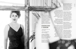 34 35
“A Manu vive, dá alma a essas
personagens. Eu acho que isso é
o mais importante no trabalho
dela”, diz Gabriela. “A obstinação
da Manu não é só pela perfeição.
A obstinação dela é dar voz a
essas personagens. Nas religiões
afro-brasileiras, as pessoas que
emprestam o corpo para as
divindades se manifestarem são
chamadas de ‘cavalos’. Acho que a
Manu é isso: um cavalo da arte.”
Sensibilidade
e coragem
– O que você quer com o canto
erudito, Manu?
– Quero ser uma cantora de
carreira internacional.
O diálogo entre a professora
Vilma Bittencourt, da Escola
Música de Brasília, e a jovem
aluna de 15 anos, no primeiro dia
de aula, foi uma amostra do que
viria quatro anos depois.
“Já na primeira aula a Manu
apresentou um material vocal
maravilhoso, uma inteligência
musical bem acima do normal.
A principal dificuldade da jovem
aluna, logo diagnosticada pela
professora, era o fato de que por
ser muito jovem ela ainda não
estava pronta para cantar peças
mais complicadas. A musculatura
precisava ganhar tônus. Só que
Manuela, muito ávida, queria
cantar tudo de uma vez.
“A gente precisava colocar um
freiozinho na Manu, pra ela
desenvolver a musculatura sem
se machucar. Só que ela queria
cantar o tempo inteiro. Eu dizia:
‘Querida, calma, senão você
vai estressar a sua musculatura,
você tem que ter um descanso’.
Ela respondia: ‘Ah, eu descanso
quando for dormir’. E vivia
cantarolando pelos corredores da
escola”, conta a professora.
Manuela amadureceu e
aprendeu a não machucar o seu
instrumento, que é a voz. Não
há de ter sido missão das mais
fáceis para uma artista que, a
exemplo dela, procura sempre ir
além. “Eu nunca trabalho aquém
do esforço que eu deveria estar
empreendendo”, diz ela.
Franklin Segredo, professor
particular de canto de Manuela,
diz que além de qualidades
técnicas excepcionais, a aluna
tem duas característica que
fazem com que ela se destaque
no universo do canto erudito:
sensibilidade para entender suas
personagens e coragem para
superar qualquer obstáculo.
Eu me encantava cada vez
mais porque ela aprendia e se
desenvolvia muito rápido, e logo
estava cantando quase como uma
profissional. Um aluno comum
levaria de quatro a cinco anos
para ficar com a voz do jeito
que a Manu ficou. Mas ela só
precisou de metade desse tempo”,
lembra a professora.
Vilma Bittencourt explica que
inteligência musical é mais do
que apenas ler o que está escrito,é
entender a teoria daquilo,entender
por que tal coisa está acontecendo
musicalmente,qualidades que
Manuela tem de sobra.
“A voz da Manu é surreal. Mas
isso não basta.Tivemos outros
alunos com uma voz igualmente
rara, difícil de encontrar, e a gente
pensava: ‘Meus Deus, esse vai
bombar’. Mas eles não foram
adiante, porque não tinham a
cabeça de músico, não tinham o
raciocínio lógico de músico.
A Manu, ao contrário, tem
uma intuição musical que é só
dela”, lembra a professora, que
voltou a dar aulas particulares
para Manuela nos meses que
antecederam o teste de admissão
para Juilliard.
Foto:
Thaís
Mallon
 