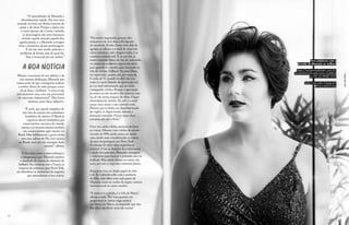 36 37
“O aprendizado da Manuela é
absurdamente rápido. Ela tem uma
vontade incrível, um desejo enorme de
cantar e de atuar. Porque a ópera não
é canto apenas, ela é teatro cantado,
as personagens são seres humanos
vivendo aquela emoção, aquela dor,
aquela paixão, e a Manuela consegue
viver o momento dessas personagens.
E ela não tem medo, enfrenta o
problema de frente, seja ele qual for.
Isso é essencial pra um artista.”
A boa notícia
Mesmo consciente do seu talento e da
sua enorme dedicação, Manuela não
estava certa de que conseguiria realizar
o sonho. Antes de tudo porque, como
ela já disse, a Juilliard “é uma escola
ridiculamente cara, com um percentual
de admissão impraticável”. Mas havia
também outro fator subjetivo.
“É meio que aquele complexo de
vira-lata da maioria dos estudantes
brasileiros de música. O Brasil já
exportou alunos fantásticos pra
conservatórios enormes do mundo
inteiro, e já formou artistas incríveis
em conservatórios aqui mesmo no
Brasil. Mas infelizmente a gente ainda
tem essa cultura de ‘Ah, você nasceu
no Brasil, você não vai conseguir fazer
carreira’”, afirma.
E foi assim, entre a autoconfiança e
a insegurança, que Manuela esperou
o resultado do exame de admissão da
Juilliard. Na conversa com a Traços, às
vésperas de embarcar para Nova York,
ela relembrou os momentos de angústia
que antecederam à boa notícia.
“Foi muito engraçado, porque eles
atrasaram em dois dias a divulgação
do resultado. Então, foram dois dias de
agonia, eu olhava o e-mail de cinco em
cinco minutos e não chegava nada, e eu
comecei a passar mal. E aí, um dia, já
assim tomando litros de chá de camomila,
eu estava na academia esperando meus
pais quando vi a notificação descendo na
tela do celular: Juilliard. ‘Ai, meu Deus,
fui reprovada’, pensei, até por causa da
Covid, né? E quando eu abri não era
mais o e-mail falando da aprovação, era
já o e-mail informando que eu tinha
conseguido a bolsa. Porque a aprovação
já estava no site desde o dia anterior, mas
eu, de tão tensa, esqueci de olhar. Fiquei
absurdamente atônita. Eu reli o e-mail
umas cinco vezes e não entendi nada.
Parecia que eu tinha me desalfabetizado
do inglês, eu fiquei lendo, relendo e
tentando entender. Foram umas duas
semanas até cair a ficha.”
Uma vez caída a ficha, era hora de fazer
as contas. Mesmo com a bolsa de estudo
recorde de 90%, ainda assim era muito
caro, ainda mais considerando os custos
de uma hospedagem em Nova York.
A solução foi abrir uma vaquinha na
internet. Com as doações dos internautas
e ajuda dos parentes, Manuela conseguiu
o suficiente para bancar o primeiro ano na
Juilliard. Mas ainda faltam os outros três
anos, por isso a vaquinha continua aberta.
Enquanto isso, no duplo papel de mãe
e de fã, Gabriela sofre com a ausência
da filha, mas vibra com cada passo de
Manuela rumo ao sonho de seguir carreira
internacional no canto erudito.
“A música é a paixão, é a vida da Manu”,
afirma a mãe. “Por isso, quando me
perguntam se cantar exige muitos
sacrifícios da Manu, eu respondo que não.
Pra ela, o sacrifício seria não cantar.”
Para colaborar com a
jornada da Manuela na Juilliard
https://campanhadobem.com.br/
campanhas/jornada-rumo-a-juilliard
ou PIX: 61 99187-7777
Saiba mais pelo Instagram:
@manuelakorossy
Foto:
Thaís
Mallon
 