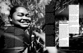 44 45
De Priscila
pra Priscila
Priscila acumula várias jornadas:
além de porta-voz da cultura,
estudante de Direito e mãe e
pai de Samuel, ela ainda faz um
curso técnico de redação, com
vistas a outro sonho: escrever
livros de Direito, sobre temas
que ela conhece na carne. Os
dois primeiros já estão na sua
cabeça. Um sobre o direito à
paternidade, com base na guerra
que travou contra o machismo
e o Estado, e o outro sobre o
direito das mães-solo à moradia,
essa que ela ainda espera
conquistar.
As duas Priscilas, a de 2016 e
a de 2021, são muito gratas à
Traços. Pela acolhida carinhosa,
pelo apoio psicológico, pela
melhoria da qualidade de
vida. São apenas cinco anos de
diferença entre uma e outra, mas
é como se fosse uma vida inteira.
“Quantas vezes eu deixei de
comer pra que meu filho e
minha mãe comessem... Eu só
pensava neles, só via os dois na
minha frente, só pensava em
como ia fazer pra comprar a
fralda, pra comprar o leite. Hoje
faço uma limpeza de pele, faço
as unhas, boto uma roupinha
mais arrumada no corpo. Hoje
eu consigo cuidar de mim.”
E antes de terminarmos
(provisoriamente) a história das
duas Priscilas – que, é claro,
continua depois que fecharmos
esta edição nº 50 da Traços –
cabe aqui uma pergunta:
– Priscila, se fosse possível
voltar no tempo, o que a Priscila
empoderada de 2021 diria pra
aquela Priscila insegura e triste
de 2016?
– Eu diria pra ela o que hoje
eu sei. Que às vezes é dia de
sol, mas que o tempo também
pode fechar, e que mesmo assim
a gente não pode esmorecer.
Aprendi que duas coisas movem
o ser humano: o sonho e a
esperança.
As cicatrizes
A Priscila de 2021 tem muito
carinho pela Priscila de 2016.Mas
gosta muito mais da versão atual
de si mesma.Diz que não esperava
mudar tanto,nem chegar aonde
chegou em apenas cinco anos.
“É até emocionante pensar no
quanto mudei. Eu realmente dei
um up na minha vida. A Priscila
de hoje sabe dizer ‘não’ e sabe
dizer ‘sim’ também, sempre de
uma forma assertiva. Há cinco
anos, eu não imaginava que
teria a qualidade de vida que eu
tenho hoje. A Traços me deu
essa oportunidade e eu agarrei
pelos cabelos. Se hoje eu sou
a mulher que sou é também
porque tive acompanhamento
psicológico, e isso mexeu muito
com a minha cabeça, me ajudou
muito a curar as cicatrizes.
Porque se a gente não cura nossas
cicatrizes, a gente tende a gerar
outras e mais outras. A gente
precisa se curar internamente.
Nosso psicológico é nosso HD,
se ele estiver estragado nada mais
funciona direito.”
Priscila sabe que a luta das
mulheres pretas,sobretudo pobres,
mesmo quando empoderadas,
é sem fim.Mas sabe também
que já avançou muito.É uma
das porta-vozes da cultura mais
bem-sucedidas da Traços,tanto
em volume de vendas quanto
em afeto recebido dos leitores e
leitoras da revista.Mora de aluguel
no Paranoá,enquanto espera na
fila da Codhab (Companhia de
Desenvolvimento Habitacional
do Distrito Federal) por uma
moradia destinada à população em
vulnerabilidade social,para realizar
enfim o sonho da casa própria.
Mas nenhuma dessas conquistas
– nem a melhoria da qualidade
de vida, nem a faculdade de
Direito, nem a futura casa
própria – faria sentido se ela já
não tivesse conseguido realizar
o sonho maior: trazer o filho e a
mãe pra morarem com ela.
“O Samuel tem 6 aninhos. É
um companheiro pra mim.
Tudo ele quer fazer comigo:
passear, andar de bicicleta, fazer
as atividades de casa... Ele acha
que eu sou muito amiga, muito
parceira dele. A verdade é que
eu sou a mãe e o pai do Samuel.
Sou eu que ensino pra ele o que
é certo e o que é errado.Tenho
que criar meu filho direito, não
posso deixar ao encargo do
mundo.”
O filho aprendeu a admirar o
trabalho da mãe. Outro dia,
feliz da vida, mostrou pra ela o
desenho que fez. Nele, Priscila
aparece vendendo a Traços.
Samuel vai bem na escola.
Priscila se orgulha da letra bonita
do filho. Não esconde o alívio de
saber que ele tem direito a um
sobrenome de pai, mesmo não
tendo direito um pai.
“Pelo menos na escolinha
ele não passa vergonha, nem
frustração. No Dia dos Pais a
escola mandou um convite aqui
pra casa. E o convite tinha o
nome do pai escrito. Eu disse
pro Samuel: ‘Filho, eu vou
guardar esse papel, porque tem
o nome do seu pai. Se um dia
vocês se encontrarem, você
mostra pra ele’. O Samuel pode
nunca conhecer o pai, mas é
importante saber que ele existe.’’
Para ajudar a Priscila a se formar:
www.vakinha.com.br/vaquinha/ajude-priscila-a-se-formar
Foto:
Thaís
Mallon
 