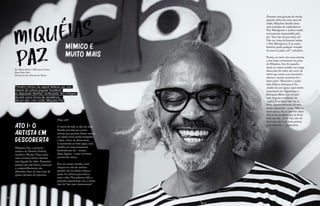 mímico e
muito mais
MIQUEIAS
PAZ
Por Maíra Valério e Marianna França
Fotos Fábio Setti
Direção de arte: Tamara dos Santos
46 47
Ato I: o
artista em
descoberta
Miquéias Paz, o primeiro
mímico do Distrito Federal,
recebeu a Revista Traços para
uma conversa íntima durante
uma ligação de vídeo. Enquanto
passava um café fresco, começou
o compartilhamento das
diferentes fases de suas mais de
quatro décadas de trajetória.
Primeiro mímico da capital federal, pai, avô,
mestre da cultura popular brasileira,
ex-deputado distrital, conhecedor dos milagres
da arte como forma de resistência…
Abram alas: com vocês, Miquéias Paz!
Haja café!
O início de tudo se deu em uma
Brasília povoada por jovens
artistas que queriam deixar marcas
na cultura local, ainda incipiente,
e lutar a favor da democracia.
Concentrado no bate-papo, cada
detalhe era minuciosamente
lembrado por ele – nomes,
datas, lugares – como se tivesse
acontecido ontem.
Em um ensaio tímido, a arte
chegou na vida do mímico
quando ele era ainda criança e
quase foi embora para nunca
mais voltar. Nas palavras dele, a
primeira experiência com o teatro
não foi “das mais interessantes”.
Durante uma gincana de escola,
quando tinha uns nove anos de
idade, Miquéias decidiu fazer
uma imitação do esplendoroso
Ney Matogrosso e acabou sendo
severamente repreendido pelo
pai. “Isso não era pra mim, né?
Não era ‘coisa de homem’ imitar
o Ney Matogrosso. E aí, nessa
história, perdi qualquer vontade
de estar no palco, né?”, relembra.
Porém, no início dos anos oitenta,
a arte bateu novamente na porta
de Miquéias. Isso foi quando,
ainda no ensino médio, um amigo
falou para ele sobre um curso de
teatro que estava com inscrições
abertas e tentou incentivá-lo a
fazer parte. “Marcinho o nome
dele [Márcio Rodrigues]. Foi
criador de um espaço aqui muito
importante em Taguatinga, o
Botequim Blues [um dos pubs
mais longevos e conhecidos da
região]. E eu disse ‘não’. Se eu
tinha alguma intenção, ela tava
muito reprimida”, conta. “Mas aí,
nessa época, ele já com esse olhar
dele aí, de produtor, que já devia
estar na veia…E eu ‘não, não sei
fazer isso não’ e, tá bom, passou
essa conversa…”, acrescenta.
 
