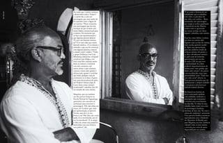 50 51
Foi então que o artista começou
a desenvolver mais o “boneco”
e, a partir daí, a criar um
personagem que, mais tarde, ele
foi entender como a figura de
um mímico.“Nesse momento,
esse personagem que faz essa
transição do que eu fazia com
teatro falado, convencional, para
a mímica. No momento que
eu faço essa experimentação é
que algumas pessoas [falam]:
‘Ó, você está fazendo mímica,
né?’E eu nem sabia que estava
fazendo mímica... E aí comecei a
entender o que era, fui conversar
com algumas pessoas, comecei
a assistir coisas”, explica.“Tinha
o grupo EnDança, com Luiz
Mendonça [dançarino, coreógrafo
e professor] que dirigia, e era
uma coisa bem corporal, muito
forte, aí comecei a conversar
com eles, conversar com
outros atores, o que achavam,
comecei a fazer tudo quanto é
oficina, tudo quanto é workshop
que tinha, qualquer coisa de
movimento eu ia fazer. A gente
teve uma efervescência de ações,
né? Projeto Cabeças, Jogo de
Cena, várias coisas estavam
acontecendo”, relembra. Isso foi
em meados dos anos oitenta.
Miquéias, que era também
um dos poucos homens na
Escola Normal de Taguatinga,
aproveitou um concurso na
instituição para inscrever o
personagem. “Ele não tinha um
nome, né? Lembro que, indo
pra apresentação, aí [pensei]:
‘Gente, mas ele é só um
boneco, né? Não fala, não conta
nada, só se movimenta, isso tá
me incomodando’. E aí surgiu
a ideia de contar uma pequena
historinha com esse boneco,
sem palavra”, diz.
“E aí contei a história de um
trabalhador que ia trabalhar,
com todos os percalços de
sair cedo, com sonhos… Bom,
resumindo, esse personagem
que surgiu aí acabou ganhando
o festival da escola. Depois,
acabou indo se apresentar
em outras escolas, em vários
lugares”, relembra, com carinho.
Esse foi, como define o artista,
um boom na carreira dele.
Quanto mais escolas ele visitava,
mais escolas queriam recebê-
lo. Após uma apresentação
para um auditório lotado de
crianças atentas, ele passou a
se dizer oficialmente mímico.
E, após mais de trezentas
apresentações por escolas
de todo o DF, em que teve
a oportunidade de colher
feedbacks importantíssimos de
adolescentes “sem perdão, que
falam tudo mesmo”, ele passou
a ser reconhecido como uma
personalidade local. “Tudo isso
sem rede social”, diverte-se.
Esse processo permitiu que ele
aperfeiçoasse o próprio trabalho
e começasse a percorrer por
festivais teatrais diversos.
De festival em festival, ele
foi se conectando também
com entidades, sindicatos e
associações que começaram
a escrever uma nova história
na vida dele.“O olhar do meu
trabalho tinha muito essa coisa
do personagem brasileiro,
histórias de luta”, diz.“Eu virei o
artista dos sindicatos”,acrescenta.
Uma parceria frutífera aconteceu
especialmente com o Sindicato
dos Bancários de Brasília que,
para Miquéias, era uma “potência
cultural”entre os anos oitenta
e noventa, por conta do apoio
disponibilizado aos artistas.
Foto:
Fábio
Setti
 