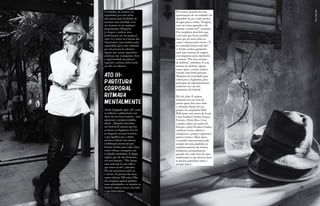 52 53
No evento, quando fez uma
apresentação de seu trabalho, foi
aplaudido de pé e tudo mudou
da água para o vinho. “Imagina,
você vai como aprendiz e de
repente é aceito, né?”, comenta.
Pra completar, descobriu que
a tal carta que havia recebido
dizia que ele teria todos os
custos cobertos pelo evento. “E
eu comendo batata todo dia”,
ri. Então, acabou ganhando
mais uma semana de viagem,
com ingressos para espetáculos
e museus. “Foi uma semana
de desfrute”, relembra. E essa
semana de desfrute, alguns
meses após o evento, acabou
virando uma fértil parceria:
Miquéias foi convidado para
voltar para a Inglaterra, para
participar de experimentações
artísticas com um dos
instrutores do festival.
Ele foi, claro. E acabou
entrando em um ciclo de
passar quase dois anos indo
e voltando, dentro de um
projeto da companhia Ralf
Ralf, junto com atores de locais
como Estados Unidos, França,
Escócia e Porto Rico. Com
o grupo, viajou por países da
Europa e pelos Estados Unidos,
conheceu novas culturas e
enriqueceu o próprio repertório
prático-teórico. Além disso,
o carimbo internacional pode
sempre dar uma ajudinha no
impulsionamento de artistas
brasileiros, principalmente
quando eles estão fora de eixos
tradicionais (o que deveria fazer
as pessoas pensarem sobre o
porquê disso).
O trabalho do mímico era
requisitado por esse nicho
não apenas pela facilidade de
encaixar uma atividade com
um homem só em qualquer
programação (Miquéias
já chegou a realizar uma
performance em um pequeno
cubo 1x1 metro na Câmara dos
Deputados), mas também pela
capacidade que a arte realizada
por ele possuía de adentrar
lugares que outras expressões
artísticas não conseguiam. Sem
a “agressividade da palavra”,
segundo o artista, muito pode
ser dito no silêncio.
Ato III:
partitura
corporal
ritmada
mentalmente
Ainda “pingando aqui e ali”,como
na infância e adolescência,mas
dessa vez por bons motivos – para
apresentar o próprio trabalho,
afinal –,Miquéias descobriu
um festival de mímica que iria
acontecer na Inglaterra.Isso foi
já chegando nos anos noventa,
o que significa que o artista
precisou realizar uma intensa
mobilização presencial para
levantar fundos para viajar.Após
muito esforço,conseguiu,mas
os desafios persistiam.A língua
inglesa,que ele não dominava,
era uma barreira – “Me deram
uma carta que eu não sabia o
que estava escrito”,relembra.
Ele não encontrava onde era
o evento.As pessoas não eram
muito solícitas.Mil coisas.Mas
ele conseguiu superar também
essas adversidades e se instalou no
festival,realizou cursos e fez tudo
o que tinha direito.
Fotos:
Fábio
Setti
 