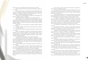 Cátedra                                                                                                                                                                                Cátedra


          discurso de posse como Presidente da Assembleia Nacional Constituinte.                 	        Foi de audácia inovadora a arquitetura da Constituinte, recusando ante-
          	         Hoje, 5 de outubro de 1988, no que tange à Constituição, a Nação mu-         projeto forâneo ou de elaboração interna.
          dou. (Palmas.)                                                                         	        O enorme esforço é dimensionado pelas 61.020 emendas, além de 122
          	         A Constituição mudou na sua elaboração, mudou na definição dos pode-         emendas populares, algumas com mais de 1 milhão de assinaturas, que foram
          res, mudou restaurando a Federação, mudou quando quer mudar o homem em                 apresentadas, publicadas, distribuídas, relatadas e votadas, no longo trajeto das
          cidadão, e só é cidadão quem ganha justo e suficiente salário, lê e escreve, mora,     subcomissões à redação final.
          tem hospital e remédio, lazer quando descansa. (Palmas.)                               	        A participação foi também pela presença, pois diariamente cerca de 10 mil
          	         Num país de 30.401.000 analfabetos, afrontosos 25% da população, cabe        postulantes franquearam, livremente, as 11 entradas do enorme complexo arquite-
          advertir: a cidadania começa com o alfabeto.                                           tônico do Parlamento, na procura dos gabinetes, comissões, galerias e salões.
          	         Chegamos! Esperamos a Constituição como o vigia espera a aurora.             	        Há, portanto, representativo e oxigenado sopro de gente, de rua, de praça,
          	         Bem-aventurados os que chegam. Não nos desencaminhamos na longa              de favela, de fábrica, de trabalhadores, de cozinheiros, de menores carentes, de
          marcha, não nos desmoralizamos capitulando ante pressões aliciadoras (palmas) e        índios, de posseiros, de empresários, de estudantes, de aposentados, de servidores
          comprometedoras, não desertamos, não caímos no caminho. Alguns a fatalidade            civis e militares, atestando a contemporaneidade e autenticidade social do texto
          derrubou: Virgílio Távora, Alair Ferreira, Fábio Lucena, Antonio Farias e Norberto     que ora passa a vigorar. Como o caramujo, guardará para sempre o bramido das
          Schwantes. (Palmas.)                                                                   ondas de sofrimento,esperança e reivindicações de onde proveio. (Palmas.)
          	         Pronunciamos seus nomes queridos com saudade e orgulho: cumpriram            	        A Constituição é caracteristicamente o estatuto do homem. É sua marca
          com o seu dever.                                                                       de fábrica.
          	         A Nação nos mandou executar um serviço. Nós o fizemos com amor, apli-        	        O inimigo mortal do homem é a miséria. O estado de direito, consectário
          cação e sem medo. (Palmas.)                                                            da igualdade, não pode conviver com estado de miséria. Mais miserável do que os
          	         A Constituição certamente não é perfeita. Ela própria o confessa, ao admi-   miseráveis é a sociedade que não acaba com a miséria. (Palmas.)
          tir a reforma.                                                                         	        Tipograficamente é hierarquizada a precedência e a preeminência do ho-
          	         Quanto a ela, discordar, sim. Divergir, sim. Descumprir, jamais. (Palmas.)   mem, colocando-o no umbral da Constituição e catalogando-lhe o número não
          Afrontá-la, nunca. Traidor da Constituição é traidor da Pátria. (Muito bem! Pal-       superado, só no art. 5º, ocupam-se de 77 incisos e 104 dispositivos.
          mas.) Conhecemos o caminho maldito: rasgar a Constituição, trancar as portas           	        Não lhe bastou, porém, defendê-lo contra os abusos originários do Estado
          do Parlamento, garrotear a liberdade, mandar os patriotas para a cadeia, o exílio, o   e de outras procedências. Introduziu o homem no Estado, fazendo-o credor de
          cemitério. (Muito bem! Palmas.)                                                        direitos e serviços, cobráveis inclusive com o mandado de injunção.
          	         A persistência da Constituição é a sobrevivência da democracia.              	        Tem substância popular e cristã o título que a consagra: “a Constituição
          	         Quando, após tantos anos de lutas e sacrifícios, promulgamos o estatuto      cidadã”. (Palmas.)
          do homem, da liberdade e da democracia, bradamos por imposição de sua honra:           	        Vivenciados e originários dos Estados e Municípios, os Constituintes ha-
          temos ódio à ditadura. Ódio e nojo. (Muito bem! Palmas prolongadas.) Amaldiço-         veriam de ser fiéis à Federação. Exemplarmente o foram. (Palmas.)
          amos a tirania onde quer que ela desgrace homens e nações, principalmente na           	        No Brasil, desde o Império, o Estado ultraja a geografia. Espantoso des-
          América Latina. (Palmas.)                                                              pautério: o Estado contra o País, quando o País é a geografia, a base física da Na-
          	         Assinalarei algumas marcas da Constituição que passará a comandar esta       ção, portanto, do Estado.
          grande Nação.                                                                          	        É elementar: não existe Estado sem país, nem país sem geografia. Esta
          	         A primeira é a coragem. A coragem é a matéria-prima da civilização. Sem      antinomia é fator de nosso atraso e de muitos de nossos problemas, pois somos um
          ela, o dever e as instituições perecem. Sem a coragem, as demais virtudes sucum-       arquipélago social, econômico, ambiental e de costumes, não uma ilha.
          bem na hora do perigo. Sem ela, não haveria a cruz, nem os evangelhos.                 	        A civilização e a grandeza do Brasil percorreram rotas centrífugas e não
          	         A Assembleia Nacional Constituinte rompeu contra o establishment, in-        centrípetas.
          vestiu contra a inércia, desafiou tabus. Não ouviu o refrão saudosista do velho do     	        Os bandeirantes não ficaram arranhando o litoral como caranguejos, na
          Restelo, no genial canto de Camões. Suportou a ira e perigosa campanha merce-          imagem pitoresca mas exata de Frei Vicente do Salvador. Cavalgaram os rios e
          nária dos que se atreveram na tentativa de aviltar legisladores em guardas de suas     marcharam para o oeste e para a História, na conquista de um continente.
          burras abarrotadas com o ouro de seus privilégios e especulações. (Muito bem!          	        Foi também indômita vocação federativa que inspirou o gênio do Presi-
          Palmas.)                                                                               dente Juscelino Kubitschek, (palmas) que plantou Brasília longe do mar, no cora-


92                                                                                                                                                                                          93
 