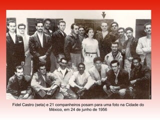 Fidel Castro (seta) e 21 companheiros posam para uma foto na Cidade do México, em 24 de junho de 1956 