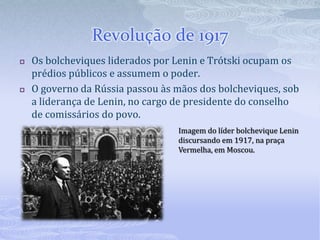 Porém declarou que a Rússia permanecia na guerra. O retorno de LeninPassa a defender a derrubada do governo provisório.Retirada a Rússia da guerra;Repartição de terras entre os camponeses;Lemas: “Todo o poder aos sovietes” e “Paz, terra e pão”.Agravamento da situação social da Rússia reforçaram as ideias de Lenin entre a população.