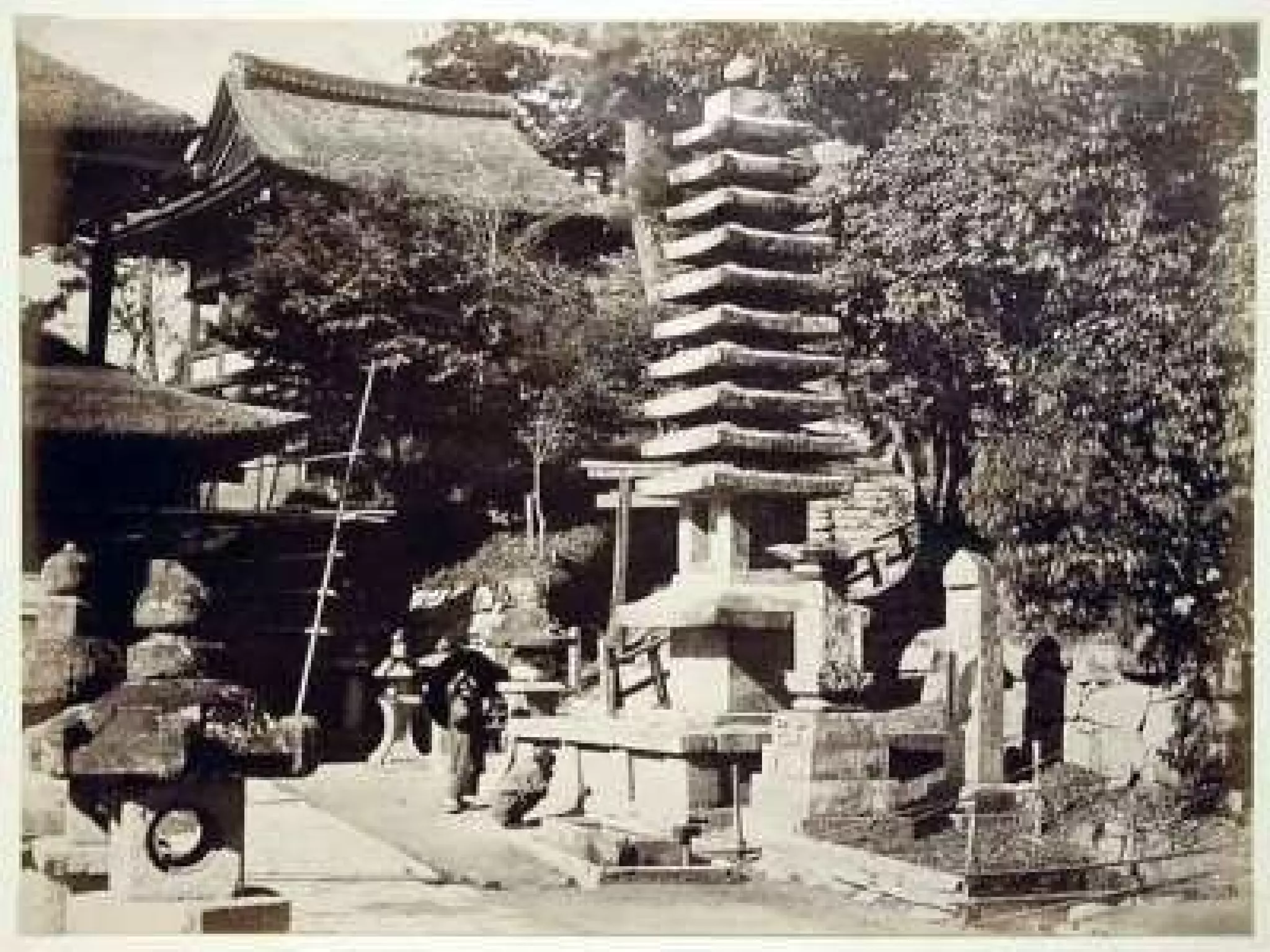 Maşinile pătrund iniţial în industria textilă, în cea de prelucrare a mătăsii la început şi, ulterior, a bumbacului importat, iar în ultimele decenii ale secolului al XlX-lea, în industria grea - metalurgie, construcţii de maşini, construcţii navale sprijinite de către stat prin comenzi ferme pe termen lung, pentru cerinţele armatei imperiale în vederea expansiunii teritoriale şi militare.  De asemenea, statul s-a implicat nemijlocit în pregătirea forţei de muncă, prin sistemul de învăţământ de toate gradele: primar, profesional, liceal şi superior.  Într-un termen relativ scurt, de trei decenii, Japonia a parcurs în ritm accelerat drumul de la stat feudal la un stat moderat industrial.  La sfârşitul secolului trecut, pe piaţa Extremului Orient produsele japoneze concurau la egalitate cu cele engleze, germane şi americane. 