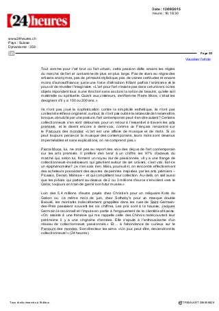 Date : 12/09/2015
Heure : 16:16:30
www.24heures.ch
Pays : Suisse
Dynamisme : 359
Page 1/2
Visualiser l'article
Tous droits réservés à l'éditeur TRIBALART 256858829
«C'était les designers d'il y a 150 à 200 ans»
ExpositionLes arts premiers tiennent salon à Paris, portés par une ferveur
grandissante.
(visuel indisponible)
Faite de 60'000 plumes de pigeon, cette «Monnaie de mariage» date de 1868. Selon
la tradition des îles Santa Cruz, la famille du fiancé l'offrait à celle de la promise pour
compenser la perte d'un membre de la communauté. La galerie parisienne Anthony
JP Meyer la proposait pour 100'000 euros.
«Des parasites, des pirates!» La vitrine du Parcours des mondes – vraies
devantures postées sur un itinéraire dessiné jusqu'à demain dans Paris-Saint-
Germain-des-Prés – est trop belle pour ne pas attirer les marchands du temple. Ces
petits malins qui font surgir de leurs échoppes statuettes, fétiches ou masques pile
au moment où 84 galeries triées sur le volet donnent le pouls du marché des arts
premiers.
A force, Pierre Moos s'est fait une raison mais le directeur de l'événement qui fait
référence au niveau mondial (les galeries y réalisent 60% de leur chiffre d'affaires
annuel en six jours) n'en perd pas sa verve: «Ce ne sont que des bouts de bois
et je n'ai pas peur de le dire, c'est de la merde.» Les mots cinglent, le verdict est
implacable: les intrus ne sont pas les bienvenus sur un marché sélectif où la passion
fait encore loi. La passion du chasseur sur les traces d'un graal…
Il peut le dénicher dans une vieille collection coloniale, il doit alors ruser ou tomber
au moment où l'objet n'est plus du goût des héritiers: la stratégie tient de la partie
d'échecs! «J'adore, savoure le galeriste québécois Jacques Germain, même s'il
devient presque plus difficile de trouver une belle œuvre qu'un client.» A l'autre bout
de la chaîne, la ferveur est tout aussi intense: se laisser magnétiser, accepter les
mystères ou écouter les histoires de pièces ayant traversé les âges et les frontières
sans jamais vendre leur âme.
Tous le disent: l'amateur est impliqué à 100% dans son acte d'achat. Faute de
pouvoir se fier aux modes ou compter sur un best of, les certitudes ne tiennent qu'à
un fil sensoriel. «A chacun de se forger son savoir, d'exercer son œil en détaillant le
plus d'objets possibles, pour ensuite reconnaître la présence, l'œuvre qui harponne,
celle qui libère sa charge d'émotions», poursuit le galeriste américain Andrew Berz.
Tous le disent aussi: l'école tient de l'équilibrisme et le faux pas guette. En vingt ans,
Pierre Moos a réuni plus de 600 pièces. Mais, trop impulsif, il reconnaît aussi avoir
fait des erreurs. «Quand je vous dis que c'est une histoire d'amour.»
Retour à l'essentiel
 
