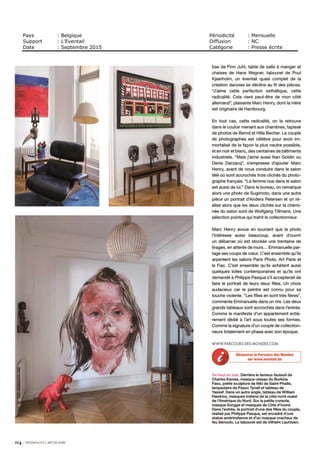 LE QUOTIDIEN DE L'ART
Date : 08 SEPT 15Pays : France
Périodicité : Quotidien Page de l'article : p.8-9
Journaliste : Alexandre Crochet
Page 1/2
TRIBALART 5196115400509Tous droits réservés à l'éditeur
L'art tribal,
un marché en mutation
Nécessité de trouver de nouveaux acheteurs, moyen marché en
berne, catégories délaissées... Alors que le vernissage du Parcours
des Mondes se déroule ce soir à Paris, aperçu des évolutions
d'une spécialité qui offre encore des possibilités pour toutes les
bourseS._Par Alexandre Crochet
PARADOXALEMENT,
CESONTLES
RÉSULTATS DES
MAISONS DE
VENTES QUI
ATTIRENT DE
NOUVEAUX
AMATEURS...
EN GALERIES.
— Alors que le Parcours des Mondes,
dont le vernissage public a lieu
aujourd'hui, mardi 8 septembre, dans
le quartier de Saint-Germain-des-Prés
à Paris, s'est imposé comme le rendez-
vous incontournable des amateurs
et des collectionneurs d'arts « extra-
occidentaux », ce marché traverse
actuellement une phase de mutation.
« Tous les collectionneurs viennent au
Parcours des Monde, lance un des
exposants. Ils viennent parfois de loin, du
fin fond de l'Allemagne ou du Minnesota,
pour acheter, mais aussi pour se sentir
appartenir à une communaute' et renforcer
leur activité ». Mais qu'en est-il au-delà
de ce noyau dur de fidèles qui réalise
parfois des achats importants ? Nombre
de professionnels, tant marchands que
spécialistes des grandes maisons de ventes,
notent l'effondrement de la clientèle de
« notables » qui occupait jadis le moyen
marché. « II existe heureusement des achats
"plaisir", impulsifs, parfois réalisés en
couple, pour quèlques milliers d'euros »,
raconte le marchand Jean-Baptiste Bacquart. Quand ce dernier a exposé, au
printemps dernier, un ensemble de serrures Bambara affichées entre 800 et
4 000 euros pièce, celles-ci sont parties comme des petits pains, avec 25 pièces
vendues sur 27. Les marchands doivent couver ces nouveaux acheteurs. « Sur
cent jeunes collectionneurs, une poignée d'entre eux deviendront importants quand
leursmoyensgrossiront»,remarqueJean-BaptisteBacquart.Paradoxalement,ce
sont les résultats des maisons de ventes qui attirent de nouveaux amateurs...
en galeries. « Je constate l'arrivée depuis quatre ou cinq ans de néophytes qui
achetaient par exemple des tableaux et se lancent sans trop connaître le domaine,
après avoir vu des gros prix aux enchères. lh recherchent des modèles, des pedigrees,
et n'achètent parfois que pendant une foire comme la nôtre », observe le marchand
LucasRatton.«C'estlerôledesmarchandsquedelesouvrirànotregoût, deles
former », ajoute-t-il.
Aidées par leur fichier mondial de collectionneurs d'art moderne, les maisons
de ventes s'efforcent d'intéresser cette catégorie à l'art tribal en rapprochant
tableaux et pièces africaines ou océaniennes, comme Sotheby's qui, en
avril 2014, avait marié art tribal et toiles d'Atlan le temps d'une exposition-
vente. Cette fois, lors de ce Parcours des Mondes, la galerie Le Minotaure
fait dialoguer toiles cubistes et abstraites avec des pièces venues de la Galerie
Monbrison. « Cette ouverture entre l'art moderne et tribal n'est pas récente mais
Masque,
Bambara, Mali,
fin du XIX' siecle.
Galerie Lucas Ratton,
Paris
 