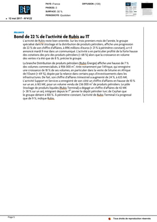 FRANCEEFRANC
Bond de 22 % de l'activité de Rubis au 1T
L'activité de Rubis reste bien orientée. Sur [es trois premiers mois de l'année, le groupe
spécialisé dans le stockage et la distribution de produits pétroliers, affiche une progression
de 22 % de son chiffre d'affaires, à 896 millions d'euros (+ 21 % à périmètre constant), a-t-il
annoncé mardi 9 mai dans un communiqué. L'activité a en particulier profité de la forte hausse
des cotations des prix des produits pétroliers (+ 68 %) alors que la croissance en volume
des ventes n'a été que de 8 %, précise le groupe.
La branche Distribution de produits pétroliers (Rubis Énergie) affiche une hausse de 7 %
des volumes commercialisés, à 906 000 m
3
, tirée notamment par l'Afrique, qui enregistre
une croissance de 18 % de ses volumes, en particulier dans la vente de bitume en Afrique
de l'Ouest (+ 69 %), dopée par la relance dans certains pays d'investissements dans les
infrastructures. De fait, son chiffre d'affaires trimestriel a augmenté de 24 %, à 635 M€.
L'activité Support et Services a enregistré de son côté un chiffre d'affaires en hausse de 10 %
sur un an, à 165 M€, pour un volume vendu de 236 000 m
3
de produits pétroliers. Le pôle
Stockage de produits liquides (Rubis Terminal) a dégagé un chiffre d'affaires de 42 M€
(+ 38 % sur un an), intégrant depuis le 1
er
janvier le dépôt pétrolier turc de Ceyhan que
le groupe détient à 100 %. À périmètre constant, l'activité de Rubis Terminal n'a progressé
que de 9 %, indique Rubis.
Tous droits de reproduction réservés
PAYS :France
PAGE(S) :3
SURFACE :30 %
PERIODICITE :Quotidien
DIFFUSION :(109)
12 mai 2017 - N°4122
Page 5
 