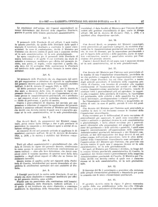 11-1-1927

Le

condizioni

delrunione

-

dei

GAZZETTA UFFICIALE DEL REGNO D'ITALIX

comuni

sopraindicati

N.

97

7

coscrizioni, ò data facoltà al 3Iinistro per l'interno di prov-

sa-

rannoi deterininate dai Prefet ti delle rispettive Provincie,
sentito il parere delle Giunte provinciali annuinistrative.
Art.

---

vedere alla gestione straordinaria di (sse, anche
all'art. 100 del R. decreto 30 dicembre 1923, n.
<pialsiasi altra disposizione speciale.

in

deroga
2830, e a

5.
Art. 10.

Il

personale delle
quanto possibile,

Provincie di eni

alFart. 1 sarà tratto,
in
da <piello deHe Provincie dalle quali ò
staccato il territorio destinato a costituire le nuove circoscrizioni. In caso di contestazione, decide il 3finistro Ix•r
Pinterno con decreto contro il quale non e amniesso ricorso
nè in sede anoninisivativa, nè in sede giurisdizionale.
La

spesa complessiva per il personale delle Provincie di
istituzione e di quelle il cui territorio sia stato diminuito o contunque ninditiento per effetto del presente denuova

creto,
alla

non

data

potrù,
del

15

di regola, essere superiore a quella che,
settembre 3920, sostenevano le Provincie

col territorio delle

quali

sono

state forniate le

nuove

-

Reali. su proposta dei 31inistri competenti,
ad approvare i progetti, da stabilirsi d'accordo fra le Aniministrazioni provinciali interessate o d'uflicio, in caso di dissenso, per la separazione patrinioniale e
per il riparto <lelle attività e delle passività, unelle di caratteve coniimnttivo, nonchè a quant'altro occorra per PeseCon

verrà

decreti

provveduto

enzione del presente decreto.
Contro i decreti Reali di cui sopra non ò aniniesso ricorso
nò in sede uninlinistrativa, nè in sede giurisdizionale.

circo-

scr1ziom.

Art. 11.
Con decreto del 3tinistro per l'interno sarà
la noniina di una Commissione straordinaria,

Art. 6.

provveduto
presieduta

alda

vice-prefetto e coniposta di un rappresentante per ciascudelle cinque Provincie fra cui viene ripartito, a nornut
degli articoli precedenti, il territorio della soppressa provincia di Caserta, con incarico di at tendere alla regolare
un

delle Provincie che sia dispensato dal servizio per soppressione o riduzione <li organici in applicazione
el presente decreto può essere fatto il trattamento stabilito
dalPart. 3 del R. decreto ST maggio 1923, n. 1177.
'Al

personale

Al detto personale non ò applicabile
per la durata di
due anni, a decorrere dalla data di entrata in vigore del
il liniite di età per l'ammissione ai conpresente decreto
-

-

corsi presso le Aniniinistrazioni provinciali, ed è attribuito
nei concorsi stessi e per la medesinia durata anzidetta
titolo di preferenza, a parità di merito.
Contro i provvedimenti di dispensa dal servizio per sop.-

riduzione di

organici in applicazione del presente
soltanto ricorso al 3Iinistro per l'interno
che decide con decreto contro il quale non è consentito gravame nè in sede amministrativa, nè in sede giurisdizionale.
pressione

o

decreto è

ainmesso

Art. 7.
Con

Reali, da
essere fatto

proinnoversi dai Alinistri compeobbligo a due o più provincie di

decreti

tenti, potrà
provvedere in consorzio
rattere obbligatorio.

deterniinnte spese

a

o

servizi di

ca-

Ai consorzi di cui nel presente art icolo si applicano le dis)osizioni contennie nell'art. 10 del R. decreto 30 dicembre
n. 2839, e lo statuto è stabilito dal 3Iinistro coinpe-

1923,

tente.
Art.

8.

Tutti gli affari annninistrativi e giurisdizionali che, alla
data di entrata in vigore del presente decreto, risulteranno
in corso presso le preesistenti Prefetture continueranno ad
sino alla loro definizione, clie dovrà comessere trattati
entro il termine niassinio di quattro niesi dalla data
-

dagli

stessi

organi

applica

ed affici elle

anche nei

dente.
Con decreto del 31inistro per l'interno sarà provveduto a
stabilire la data in cui dovranno cessare le funzioni della
Coniniissione straordinaria.
Fatta verezione per le deliberazioni di mera esecuzione di
provvediinenti glit approvali, le quali sono senz'altro esecutive
o

e

sottratte

giurisdizionale,

a
e

(plaisiasi

ricorso in sede ainininistrativa
eccezione per i provvedi,

fatta altresì

nienti riferentisi alla preparazione dei progetti di ripartizione del patriinonio e delle attività e passivitù, i quali.sono
soggetti successivaniente all'approvazione delle rispettive
Amministrazioni provinciali interessate e dei 3Iinistri com-

petenti, ni fini dell einanuzione dei Regi decreli di cui nel
prinio comnia dell'articolo precedente, tutte le altre deliberazioni della Comniissione straordinaria sono sottoposte all'approvazione del 31inistro per l'interno, che provvede con
decreto contro il quale non ò ammesso ricorso nò in sede

della Prefel-

terno decide con decreto contro il quale non ò ammesso
ricorso nè in sede anuninistrativa, nò in sede giurisdizio,

ne

riguardi

vincie interessate, predisponendone i relativi progetti.
La Coniniissione straordinaria delibera a nuiggioranza assoluta di voti; in caso di paritti, prevale il voto del presi-

furono ini-

piersi

zialmente investiti.
Questa norma si

continunzione di funzionnuiento dei servizi ed ullici della
cessata Aniniinistrazione provinciale di Caserta, noneliò di
adottare tutti i provvedinienti atti ad agevolare, in rapporto alla cessazione della provincia di Caserta, la ripartizione
del patrimoitio, delle nitività e delle passività fra le pro-

nè in sede giurisdizionale.
al 31inistro per Pinterno e devoluta, in luogo delpari,
la cessata Ginnia provinciale amministrativa di Caserta, la
cognizione dei ricorsi contro i provvedimenti della soppressa
Amininistrazione provinciale di (kserta. Il 31inistro per Pin-

-

anzidetta

na

tura di Caserta, intendendosi per questa denlandate al viceprefetto le attribuzioni spettanti nei casi anzidetti al Pre-

ainininistrativa,
Del

nale.
Art. 12.

fetto.
Art.
I

Consigli provinciali

9.

in carica nelle Provincie, il cui tero
comunque modificato per effetsono sciolti.

ritorio sia stato diminuito
to del

presente decreto,

Finchè non sia provveduto alla costituzione dell'Amministrazione ordinaria delle Provincie, indicate nelFart. 1 e

quelle il cui territorio sin stato diminuito o comunque
modificato in dipendenza della forinazione delle nuove cirdi

Il Governo del Re è autorizzato a procedere alla revisione
delle attuali circoscrizioni giudiziarie e finanziarie per porle
in armonia con le nuove circoscrizi,oni provinciali.
Art. 13.

presente decreio entra in vigore il giorna successivo
quello della sua pubblicazione nella (lar:cita Ufficiale
del lleguo. e sarà presentato al Parlamento per la conversioIl

a

 