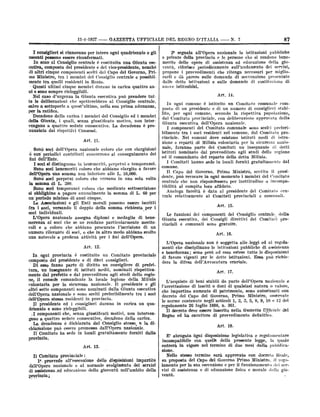 11+1927

----

GAZZETTA UFFICIALE DEL REGNO D'ITALIA

I consiglieri si rinnovano per intero ogni quadrÌennio e gli
uscenti possono essere riconfermati.
In seno al Consiglio centrale è costituita una Giunta esecutiva, composta del presidente e del vice-presidente, nonchè
di altri

scelti dal Capo del Governo, Pritra i membri del Consiglio centrale e possibilmente tra quelli residenti in Ronia.

cinqué componenti,

Ministro,

mo

Questi
ni

ultimi

Nel

cinque

sempre

e sono

caso

membri durano in carica

quattro

an-

2° segnala all'Opera nazionale le istituzioni pubbliche
private della provincia e le persone che si rendono benemerite delle oliere di assistenza ed educazione della gioventù, riferisce periodicamente sull'andamento dei servizi,
propone i provvedimenti che ritenga necessari per migliorarli e dà parere sulle domande di sovvenzione presentate
dalle

dette

nuove

a

a

quest'ultimo,

nella

sua

prima adunanza,

quattro sedute consecutive.
rispettivi Consessi.

La decadenza è pro-

nunziata dai

In

ogni

posto di

per ogni comune, secondo la rispettiva popolazione,
dal Comitato provinciale, con deliberazione approvata dalla
Giunta esecutiva dell'Opera nazionale.
I componenti del Comitato comunale sono scelti preferi-

lito,

dove esistono istituti medi di istrudi Milizia volontaria per la sicurezza nazionale, faranno parte dei Comitati un insegnante di detti
istituti nominato dal provveditore agli studi della regione
vinciale.
zione

Sonö soci dell'Opera nazionale coloro che con clargizioni
con periodici contributi concorrono al conseguimento dei
fini de1PEnte.
I soci.si distinguono in bentmeriti, perpetui e temporanei.
Sono soci benemeriti coloro che abbiano elargito a favore
à

una

somma non inferiore alle L.

perpetui coloro

Sono soci

la somma di L.

10,000.

che versano in una sola volta

500.

Sono soci temporanei coloro che mediante sottoscrizione

obblighino

si
un

periodo

a pagare annualmente la
minimo di anni cinque.

è istituito un Comitato comunale compresidente e di un numero di consiglieri stabi-

comune

un

bilmente tra i soci residenti nel comune, dal Comitato pro-

Art. 11.

de1POpera

sulle

e

Art. 14.

la Giunta esecutiva può prendere tutspetterebbero al Consiglio centrale,

Decadono dalla carica i membri del Consiglio ed i membri
della Giunta, i quali, senza giustificato motivo, non inter-

vengano

istituzioni

somma

di L. 60 per

Le. Associazioni e gli Enti morali possono essere iscritti
soci, versando il doppio della somma richiesta per i
soci individuali.
L'Opera nazionale assegna diplomi e medaglie di bene-

e

Nei

comuni

reparti

ed il comandante del

reparto della detta Milizia.
I Comitati hanno sede in locali forniti gratuitamente dal

comune.

il presiogni momento i membri del Comitato
centrale che non rispondessero per inettitudine o incompatibilità al compito loro affidato.
Analoga facoltà è data al presidente del Comitato cens

Il Capo
dente, può

trale

del

Governo, Primo Ministrö, sentito

revocare

in

relativamente ai

Comitati

voli

a1

soci

che

rendano particolarmente merite·
abbiano procurato l'iscrizione di un

se

ne

coloro che
rilevante di soci, o che in altro modo abbiano svolto
notevole e proficua attività per i fini dell'Opera.
e

a

Art. 12.

ogni provincia è costituito un Comitato provinciale
composto del presidente e di dieci consiglieri.
Di esso fanno. parte di diritto un consigliere di prefettura, un insegnante di istituti medii, nominati rispettivamente dal prefetto e dal provveditore agli studi della regione, il console comandante la locale legione della Milizia
volontaria per la sicurezza nazionale. Il presidente e gli

de1PQpera.stessa

sono nominati dalla
sono

scelti

comunali.

vinciali

esecutiva,
e

comunali

sono

dellai
pros

gratuite.

Art. 16.

L'Opera nazionale non è soggetta alle -leggi ed ai regoladisciplinano le istituzioni pubbliche di assistenza
e beneficenza; sono però ad essa estese tutte le disposizioni
di favore vigenti per le dette istituzioni. Essa può richiementi che

In

altri sette componenti
dell'Opera nazionale e

e

componenti del Consiglio centrale,
dei Consigli direttivi dei Comitati

Le funzioni dei
Giunta

numero
una

provinciali

Art. 15.

fra i

merenza

domande di costituzione di

istituziòni.

te le deliberazioni che
salvo a sottoporle
per la ratifica.

87

N. 7

e

rieleggibili.

d'urgenza

--

Giunta esecutiva

preferibilmente

tra i soci

residenti in

provincia.
consiglieri durano

Il presidente ed i
driennio e sono rieleggibili.

in

carica

componenti che, senza giustificati motivi, non
gono a quattro sedote consecutive, decadono dalla
.I

un

qua-

interven-

carica.
La decadenza è dichiarata dal Consiglio stesso, e la dichiarazione può essere promossa dall'Opera nazionale.
Il Comitato ha sede in locali gratuitamente forniti dalla

provincia.
Art. 13.

dere la

difesa dell'Avvocatura erariale.
Art. 17.

L'acquisto di beni stabili da parte dell'Opera nazionale é
l'accettazione di lasciti o doni di qualsiasi natura o valore,
che importino aumento di patrimonio, sono autorizzati con
decreto del Capo del Governo, Primo Ministro, osservate
le norme contenute negli articoli 1, 2, 3, 5, 8, 9, 10 e 12 del
20 luglio 1806, n. 361.
Il decreto deve essere inserito nella Gazzetta Ufßciale del
Regno ed ha carattere di provvedimento definitivo.

regolamento

Art. 18.

abrögata ögni disposizione legislativa e regolamentare
inc;ompa,tibile con quelle della presente legge, la quald
entrerà in vigore nel termine di due mesi dalla pubblicaE'

mone.

Il Comitato
1

provinciale:
provvede all'esecuzione

delle

dispösizioni impartité
svolgimento dei -servizi

dålPOpera nazionale e al normale
di assistenza ,ed educazione della gioventù nell'ambito della

provincia;

Nello stesso termine sarà approvato con decreto Reale,
proposta del Capo del Governo'Primo Ministro, il regolamento per la sua esecuzione e per il funzionamento dei sers
su

vizi di assistenza
ventù.

e

di educazione fisica

e

morale della

gio-

 