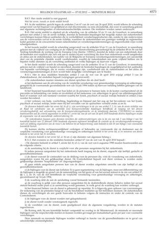 BELGISCH STAATSBLAD — 07.02.2012 — MONITEUR BELGE                                                                   8573

     B.8.5. Het vierde middel is niet gegrond.
     Wat het eerste, tweede en derde middel betreft
     B.9. In die middelen, gericht tegen de artikelen 2 en 67 van de wet van 26 april 2010, wordt telkens de schending
aangevoerd van het beginsel van gelijkheid en niet-discriminatie, nu eens afzonderlijk, dan weer in samenhang gelezen
met algemene rechtsbeginselen of internationaalrechtelijke normen. Die middelen worden samen onderzocht.
     B.10. Het eerste middel is afgeleid uit de schending van de artikelen 10 en 11 van de Grondwet, in samenhang
gelezen met artikel 2 van de eerste richtlijn, doordat de bestreden bepalingen het mogelijk maken dat ziekenfondsen
verrichtingen kunnen blijven aanbieden die in werkelijkheid verzekeringsproducten zijn, zonder te zijn onderworpen
aan de voorwaarden vervat in de eerste richtlijn, waardoor de ziekenfondsen een gunstiger wettelijk en reglementair
kader genieten en de concurrentie tussen ziekenfondsen en verzekeringsondernemingen op ongeoorloofde wijze wordt
scheefgetrokken.
     In het tweede middel wordt de schending aangevoerd van de artikelen 10 en 11 van de Grondwet, in samenhang
gelezen met de vrijheid van vestiging en de vrijheid van dienstverlening gewaarborgd bij de artikelen 49 en 56 van het
Verdrag betreffende de werking van de Europese Unie (hierna : VWEU), doordat de leden van een ziekenfonds door
de bestreden wet verplicht zijn zich ook aan te sluiten bij een verrichting die door hun ziekenfonds wordt aangeboden
en aldus aan de ziekenfondsen, ten nadele van de Belgische en Europese verzekeringsondernemingen, een aanzienlijk
deel van de potentiële clientèle wordt voorbehouden, waarbij de ziekenfondsen een grote vrijheid hebben om te
bepalen welke diensten zij als verrichting aanbieden en welke bijdragen zij daarvoor vragen.
     In het derde middel wordt de schending aangevoerd van de artikelen 10 en 11 van de Grondwet, in samenhang
gelezen met de vrijheid van handel en nijverheid, doordat de bestreden bepalingen de mogelijkheid tot het aanbieden
van bepaalde verrichtingen, die in wezen verzekeringen zijn, voorbehoudt aan de ziekenfondsen en het aldus de
verzekeringsondernemingen de facto wordt belet dergelijke verrichtingen aan te bieden.
     B.11.1. Het in deze middelen bestreden artikel 2 van de wet van 26 april 2010 wijzigt artikel 3 van de
Ziekenfondswet, dat sindsdien bepaalt (wijzigingen gecursiveerd) :
     « De ziekenfondsen moeten minstens een dienst oprichten die als doel heeft :
     a) het deelnemen aan de uitvoering van de verplichte verzekering voor geneeskundige verzorging en uitkeringen,
geregeld bij de voornoemde gecoördineerde wet van 14 juli 1994 indien zij hiervoor toelating hebben gekregen van de
landsbond;
     b) het ﬁnancieel tussenkomen voor hun leden en de personen te hunnen laste, in de kosten voortspruitend uit de
preventie en behandeling van ziekte en invaliditeit of het toekennen van uitkeringen in geval van arbeidsongeschikt-
heid of wanneer zich een toestand voordoet waarbij het fysiek, psychisch of sociaal welzijn bedoeld in artikel 2 kan
worden bevorderd;
     c) het verlenen van hulp, voorlichting, begeleiding en bijstand met het oog op het bevorderen van het fysiek,
psychisch of sociaal welzijn, onder meer bij het vervullen van de opdrachten vermeld onder a) en b).
     De diensten bedoeld onder het eerste lid, b) of c), zijn verrichtingen in de zin van artikel 2, 2, b), van de eerste richtlijn van
de Raad tot coördinatie van de wettelijke [en] bestuursrechtelijke bepalingen betreffende de toegang tot het directe
verzekeringsbedrijf, met uitzondering van de levensverzekeringsbranche, en de uitoefening daarvan (73/239/EEG) en moeten
beantwoorden aan de criteria opgenomen in artikel 67, eerste lid, van de wet van 26 april 2010 houdende diverse bepalingen inzake
de organisatie van de aanvullende ziekteverzekering (I).
      De ziekenfondsen kunnen geen diensten inrichten die ziekteverzekeringen zijn in de zin van tak 2 van bijlage I van het
koninklijk besluit van 22 februari 1991 houdende algemeen reglement betreffende de controle op de verzekeringsondernemingen,
noch een dekking organiseren van de risico’s die behoren tot de hulpverlening zoals bedoeld in tak 18 van bijlage I van voornoemd
koninklijk besluit.
     Zij kunnen slechts rechtspersoonlijkheid verkrijgen of behouden op voorwaarde dat zij deelnemen aan de
verplichte verzekering voor geneeskundige verzorging en uitkeringen bedoeld in het eerste lid, a) en minstens een dienst
bedoeld in het eerste lid, b) inrichten.
     De diensten bedoeld in het eerste lid, a), b) en c) zijn diensten van algemeen belang ».
     B.11.2. Het eveneens in die middelen bestreden artikel 67 van de wet van 26 april 2010 bepaalt :
     « De diensten bedoeld in artikel 3, eerste lid, b) of c), van de wet van 6 augustus 1990 moeten beantwoorden aan
de volgende criteria :
     a) de aansluiting bij de dienst is verplicht voor alle personen aangesloten bij het ziekenfonds;
     b) iedere persoon aangesloten bij het ziekenfonds heeft toegang tot de dienst, ongeacht zijn leeftijd, geslacht of
gezondheidstoestand;
     c) de dienst voorziet de continuïteit van de dekking voor de personen die, vóór de verandering van ziekenfonds,
aangesloten waren bij een gelijkaardige dienst. De Controledienst bepaalt wat dient verstaan te worden onder
gelijkaardige diensten ’hospitalisatie’ en ’dagvergoedingen’;
     d) geen enkele aangesloten persoon kan van de dienst worden uitgesloten omwille van zijn leeftijd of zijn
gezondheidstoestand;
     e) de bijdragen voor de dienst zijn forfaitair. Er is geen segmentering van de bijdragen, maar een differentiëring van
de bijdragen is mogelijk op grond van de samenstelling van het gezin of van het sociaal statuut in de zin van artikel 37,
§§ 1, 2, en 19, van de wet betreffende de verplichte verzekering voor geneeskundige verzorging en uitkeringen,
gecoördineerd op 14 juli 1994;
     f) de waarborg dekt de aan de aansluiting vooraf bestaande toestanden;
     g) de waarborg is gelijk voor elke persoon aangesloten bij de desbetreffende dienst, behalve indien het sociaal
statuut bedoeld onder punt e) in aanmerking wordt genomen, in welk geval de waarborg kan worden verhoogd;
     h) het ﬁnancieel beheer van de dienst is gebaseerd op repartitie. Er is bijgevolg geen opbouw van voorzieningen.
De toekenning van de prestaties hangt af van de beschikbare middelen op het betrokken moment. De ziekenfondsen
dienen de verrichtingen als een goede huisvader te beheren volgens de instructies en onder de controle van de
Controledienst;
     i) de bijdragen voor de dienst worden niet gekapitaliseerd;
     j) de dienst wordt zonder winstoogmerk ingericht;
     k) de voordelen van de dienst, zoals goedgekeurd door de algemene vergadering, worden in de statuten
ingeschreven.
     De Koning stelt, bij een koninklijk besluit vastgesteld na overleg in de Ministerraad, de minimale en maximale
bijdragen vast die respectievelijk moeten en kunnen worden gevraagd per mutualistisch gezin per jaar voor voormelde
verrichtingen.
     Deze minimale en maximale bijdragen worden verhoogd in functie van de gezondheidsindex en in geval van
uitzonderlijke omstandigheden.
 