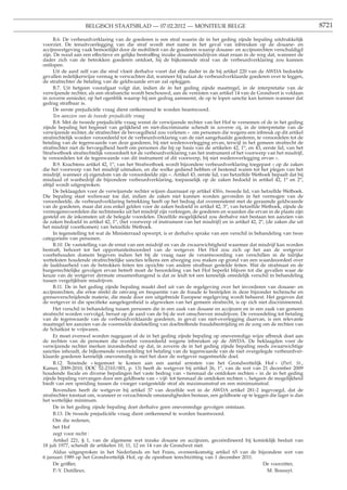 BELGISCH STAATSBLAD — 07.02.2012 — MONITEUR BELGE                                                        8721

      B.6. De verbeurdverklaring van de goederen is een straf waarin de in het geding zijnde bepaling uitdrukkelijk
voorziet. De tenuitvoerlegging van die straf wordt met name in het geval van inbreuken op de douane- en
accijnswetgeving vaak bemoeilijkt door de mobiliteit van de goederen waarop douane- en accijnsrechten verschuldigd
zijn. De nood aan een effectieve en gelijke bestraffing inzake douanemisdrijven staat eraan in de weg dat, wanneer de
dader zich van de betrokken goederen ontdoet, hij de bijkomende straf van de verbeurdverklaring zou kunnen
ontlopen.
      Uit de aard zelf van die straf vloeit derhalve voort dat elke dader in de bij artikel 220 van de AWDA bedoelde
gevallen redelijkerwijze vermag te verwachten dat, wanneer hij nalaat de verbeurdverklaarde goederen over te leggen,
de strafrechter de betaling van de geldwaarde ervan zal opleggen.
      B.7. Uit hetgeen voorafgaat volgt dat, indien de in het geding zijnde maatregel, in de interpretatie van de
verwijzende rechter, als een strafsanctie wordt beschouwd, aan de vereisten van artikel 14 van de Grondwet is voldaan
in zoverre eenieder, op het ogenblik waarop hij een gedrag aanneemt, de op te lopen sanctie kan kennen wanneer dat
gedrag strafbaar is.
      De eerste prejudiciële vraag dient ontkennend te worden beantwoord.
      Ten aanzien van de tweede prejudiciële vraag
      B.8. Met de tweede prejudiciële vraag wenst de verwijzende rechter van het Hof te vernemen of de in het geding
zijnde bepaling het beginsel van gelijkheid en niet-discriminatie schendt in zoverre zij, in de interpretatie van de
verwijzende rechter, de strafrechter de bevoegdheid zou verlenen « om personen die wegens een inbreuk op dit artikel
strafrechtelijk worden veroordeeld tot de verbeurdverklaring van de niet aangehaalde goederen, te veroordelen tot de
betaling van de tegenwaarde van deze goederen, bij niet wederoverlegging ervan, terwijl in het gemeen strafrecht de
strafrechter niet de bevoegdheid heeft om personen die hij op basis van de artikelen 42, 1o, en 43, eerste lid, van het
Strafwetboek strafrechtelijk veroordeelt tot de verbeurdverklaring van het instrument of het voorwerp van het misdrijf,
te veroordelen tot de tegenwaarde van dit instrument of dit voorwerp, bij niet wederoverlegging ervan ».
      B.9. Krachtens artikel 42, 1o, van het Strafwetboek wordt bijzondere verbeurdverklaring toegepast « op de zaken
die het voorwerp van het misdrijf uitmaken, en die welke gediend hebben of bestemd waren tot het plegen van het
misdrijf, wanneer zij eigendom van de veroordeelde zijn ». Artikel 43, eerste lid, van hetzelfde Wetboek bepaalt dat bij
misdaad of wanbedrijf de bijzondere verbeurdverklaring, toepasselijk op de zaken bedoeld in artikel 42, 1o en 2o,
altijd wordt uitgesproken.
      De beklaagden voor de verwijzende rechter wijzen daarnaast op artikel 43bis, tweede lid, van hetzelfde Wetboek.
Die bepaling staat weliswaar toe dat, indien de zaken niet kunnen worden gevonden in het vermogen van de
veroordeelde, de verbeurdverklaring betrekking heeft op het bedrag dat overeenstemt met de geraamde geldwaarde
van de goederen, maar dat zou enkel gelden voor de zaken bedoeld in artikel 42, 3o, van hetzelfde Wetboek, zijnde de
vermogensvoordelen die rechtstreeks uit het misdrijf zijn verkregen, de goederen en waarden die ervan in de plaats zijn
gesteld en de inkomsten uit de belegde voordelen. Dezelfde mogelijkheid zou derhalve niet bestaan ten aanzien van
de zaken bedoeld in artikel 42, 1o, (het voorwerp of instrument van het misdrijf) en in artikel 42, 2o, (de zaken die uit
het misdrijf voortkomen) van hetzelfde Wetboek.
      In tegenstelling tot wat de Ministerraad opwerpt, is er derhalve sprake van een verschil in behandeling van twee
categorieën van personen.
      B.10. De vaststelling van de ernst van een misdrijf en van de zwaarwichtigheid waarmee dat misdrijf kan worden
bestraft, behoort tot het opportuniteitsoordeel van de wetgever. Het Hof zou zich op het aan de wetgever
voorbehouden domein begeven indien het bij de vraag naar de verantwoording van verschillen in de talrijke
wetteksten houdende strafrechtelijke sancties telkens een afweging zou maken op grond van een waardeoordeel over
de laakbaarheid van de betrokken feiten ten opzichte van andere strafbaar gestelde feiten. Wat de strafmaat en de
burgerrechtelijke gevolgen ervan betreft moet de beoordeling van het Hof beperkt blijven tot die gevallen waar de
keuze van de wetgever dermate onsamenhangend is dat ze leidt tot een kennelijk onredelijk verschil in behandeling
tussen vergelijkbare misdrijven.
      B.11. De in het geding zijnde bepaling maakt deel uit van de regelgeving over het invorderen van douane- en
accijnsrechten, die ertoe strekt de omvang en frequentie van de fraude te bestrijden in deze bijzonder technische en
grensoverschrijdende materie, die mede door een uitgebreide Europese regelgeving wordt beheerst. Het gegeven dat
de wetgever in die speciﬁeke aangelegenheid is afgeweken van het gemeen strafrecht, is op zich niet discriminerend.
      Het verschil in behandeling tussen personen die in een zaak van douane en accijnzen en in een zaak van gemeen
strafrecht worden vervolgd, berust op de aard van de bij de wet omschreven misdrijven. De veroordeling tot betaling
van de tegenwaarde van de verbeurdverklaarde goederen, in geval van niet-overlegging daarvan, is een relevante
maatregel ten aanzien van de voormelde doelstelling van doeltreffende fraudebestrijding en de zorg om de rechten van
de Schatkist te vrijwaren.
      Er moet evenwel worden nagegaan of de in het geding zijnde bepaling op onevenredige wijze afbreuk doet aan
de rechten van de personen die worden veroordeeld wegens inbreuken op de AWDA. De beklaagden voor de
verwijzende rechter merken inzonderheid op dat, in zoverre de in het geding zijnde bepaling reeds zwaarwichtige
sancties inhoudt, de bijkomende veroordeling tot betaling van de tegenwaarde van de niet overgelegde verbeurdver-
klaarde goederen kennelijk onevenredig is met het door de wetgever nagestreefde doel.
      B.12. Teneinde « tegemoet te komen aan een aantal arresten van het Grondwettelijk Hof » (Parl. St.,
Kamer, 2009-2010, DOC 52-2310/001, p. 13) heeft de wetgever bij artikel 26, 1o, van de wet van 21 december 2009
houdende ﬁscale en diverse bepalingen het vaste bedrag van « tienmaal de ontdoken rechten » in de in het geding
zijnde bepaling vervangen door een geldboete van « vijf- tot tienmaal de ontdoken rechten », hetgeen de mogelijkheid
biedt van een spreiding tussen de vroeger vastgestelde straf als maximumstraf en een minimumstraf.
      Bovendien heeft de wetgever bij artikel 37 van dezelfde wet in de AWDA artikel 281-2 ingevoegd, dat de
strafrechter toestaat om, wanneer er verzachtende omstandigheden bestaan, een geldboete op te leggen die lager is dan
het wettelijke minimum.
      De in het geding zijnde bepaling doet derhalve geen onevenredige gevolgen ontstaan.
      B.13. De tweede prejudiciële vraag dient ontkennend te worden beantwoord.
      Om die redenen,
      het Hof
      zegt voor recht :
      Artikel 221, § 1, van de algemene wet inzake douane en accijnzen, gecoördineerd bij koninklijk besluit van
18 juli 1977, schendt de artikelen 10, 11, 12 en 14 van de Grondwet niet.
      Aldus uitgesproken in het Nederlands en het Frans, overeenkomstig artikel 65 van de bijzondere wet van
6 januari 1989 op het Grondwettelijk Hof, op de openbare terechtzitting van 1 december 2011.
      De griffier,                                                                                    De voorzitter,
      P.-Y. Dutilleux.                                                                                   M. Bossuyt.
 