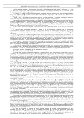 BELGISCH STAATSBLAD — 07.02.2012 — MONITEUR BELGE                                                              8723

      La Cour examine, en règle, la disposition en cause dans l’interprétation que lui en donne le juge a quo. S’il s’avère
que, dans cette interprétation, la disposition viole la Constitution, la Cour peut examiner si elle est compatible avec la
Constitution dans une autre interprétation.
      B.4. L’article 12, alinéa 2, de la Constitution dispose que nul ne peut être poursuivi que dans les cas prévus par la
loi et dans la forme qu’elle prescrit. L’article 14 de la Constitution dispose que nulle peine ne peut être établie ni
appliquée qu’en vertu de la loi.
      L’article 7 de la Convention européenne des droits de l’homme et l’article 15 du Pacte international relatif aux
droits civils et politiques garantissent également le principe de légalité en matière pénale.
      Il découle des dispositions précitées que la loi pénale doit être formulée en des termes qui permettent à chacun de
connaître, au moment où il adopte un comportement, si ce comportement est punissable ou non et la peine
éventuellement encourue. Les principes de légalité et de prévisibilité sont applicables à l’ensemble de la procédure
pénale. Ces dispositions entendent ainsi exclure tout risque d’intervention arbitraire de la part du pouvoir exécutif ou
du pouvoir judiciaire dans l’établissement et l’application des peines.
      B.5. En l’espèce, ce n’est pas la légalité de l’incrimination ou de la procédure pénale qui est en cause mais celle de
la peine.
      La Cour doit par conséquent examiner si l’article 14 de la Constitution, combiné avec les dispositions
conventionnelles précitées, s’oppose à ce que le juge pénal, lorsque les marchandises conﬁsquées ne sont pas
représentées, puisse inﬂiger le paiement de la valeur vénale de ceux-ci, sans y avoir été expressément habilité par le
législateur.
      B.6. La conﬁscation des marchandises est une peine prévue expressément par la disposition en cause. Dans le cas
d’infractions à la législation en matière de douanes et accises notamment, l’exécution de cette peine est souvent rendue
difficile par la mobilité des marchandises sur lesquelles des droits de douane ou d’accise sont dus. La nécessité d’une
sanction effective et égale en matière d’infractions douanières fait obstacle à ce que, lorsque l’auteur se défait des
marchandises concernées, il puisse échapper à la peine supplémentaire de la conﬁscation.
      Par conséquent, il découle de la nature même de cette peine que, dans les cas visés par l’article 220 de la LGDA,
tout auteur peut raisonnablement s’attendre à ce que s’il néglige de représenter les marchandises conﬁsquées, le juge
pénal lui inﬂigera le paiement de leur contre-valeur.
      B.7. Il résulte de ce qui précède que si la mesure en cause est entendue, selon l’interprétation du juge a quo, comme
une sanction pénale, il est satisfait aux exigences de l’article 14 de la Constitution, étant donné que chacun peut savoir,
au moment où il adopte un comportement, quelle est la sanction encourue si ce comportement est punissable.
      La première question préjudicielle appelle une réponse négative.
      Quant à la seconde question préjudicielle
      B.8. La seconde question préjudicielle porte sur le point de savoir si la disposition en cause viole le principe
d’égalité et de non-discrimination en ce que, dans l’interprétation du juge a quo, elle conférerait au juge répressif le
pouvoir de « condamner au paiement de la contre-valeur des marchandises non retenues, en cas de non-représentation
de celles-ci, les personnes qui sont condamnées pénalement, pour cause d’infraction à cet article, à la conﬁscation de
ces marchandises, alors qu’en droit pénal commun, le juge pénal n’est pas compétent pour condamner au paiement de
la contre-valeur de l’instrument ou de l’objet du délit, en cas de non-représentation de ceux-ci, les personnes qu’il
condamne pénalement, sur la base des articles 42, 1o, et 43, alinéa 1er, du Code pénal, à la conﬁscation de cet instrument
ou de cet objet ».
      B.9. En vertu de l’article 42, 1o, du Code pénal, la conﬁscation spéciale s’applique « aux choses formant l’objet de
l’infraction et à celles qui ont servi ou qui ont été destinées à la commettre, quand la propriété en appartient aux
condamnés ». L’article 43, alinéa 1er, du même Code dispose que la conﬁscation spéciale s’appliquant aux choses visées
aux 1o et 2o de l’article 42 est toujours prononcée pour crime ou délit.
      Les prévenus devant le juge a quo font en outre référence à l’article 43bis, alinéa 2, du même Code. Certes, cette
disposition permet que, si les choses ne peuvent être trouvées dans le patrimoine du condamné, la conﬁscation porte
sur une somme d’argent équivalente à l’évaluation monétaire de ces choses, mais elle ne s’appliquerait qu’aux choses
visées à l’article 42, 3o, du même Code, à savoir les avantages patrimoniaux tirés directement de l’infraction, les biens
et valeurs qui leur ont été substitués et les revenus de ces avantages investis. La même possibilité n’existerait dès lors
pas pour les choses visées à l’article 42, 1o (l’objet ou l’instrument de l’infraction) et à l’article 42, 2o (les choses qui ont
été produites par l’infraction).
      Contrairement à ce que soutient le Conseil des ministres, il existe dès lors une différence de traitement entre deux
catégories de personnes.
      B.10. L’appréciation du caractère plus ou moins grave d’une infraction et de la sévérité avec laquelle cette
infraction peut être punie relève du jugement d’opportunité qui appartient au législateur. La Cour empiéterait sur le
domaine réservé au législateur si, en s’interrogeant sur la justiﬁcation des différences qui existent entre les nombreux
textes législatifs portant des sanctions pénales, elle émettait chaque fois une appréciation sur la base d’un jugement de
valeur concernant le caractère répréhensible des faits en cause par rapport à d’autres faits punissables. S’agissant de
l’échelle des peines et des conséquences civiles de celle-ci, l’appréciation de la Cour doit se limiter aux cas dans lesquels
le choix du législateur contient une incohérence telle qu’elle aboutit à traiter de manière manifestement déraisonnable
des infractions comparables.
      B.11. La disposition en cause fait partie de la réglementation sur le recouvrement des droits de douane et d’accise,
qui tend à lutter contre l’ampleur et la fréquence des fraudes en cette matière particulièrement technique, relative à des
activités souvent transfrontalières et régie également par une abondante réglementation européenne. Le fait que le
législateur ait dérogé au droit pénal commun dans cette matière spéciﬁque n’est pas discriminatoire en soi.
      La différence de traitement entre des personnes poursuivies dans une affaire de douanes et accises et les personnes
poursuivies dans une affaire de droit pénal commun repose sur la nature des infractions déﬁnies par la loi.
La condamnation au paiement de la contre-valeur des marchandises conﬁsquées, en cas de non-représentation de
celles-ci, constitue une mesure pertinente au regard de l’objectif précité de répression efficace de la fraude et du souci
de protéger les droits du Trésor.
      Il y a toutefois lieu d’examiner si la disposition en cause porte atteinte de manière disproportionnée aux droits des
personnes condamnées du chef d’infractions à la LGDA. Les prévenus devant le juge a quo observent en particulier que,
dans la mesure où la disposition en cause emporte déjà de lourdes sanctions, la condamnation supplémentaire au
paiement de la contre-valeur des marchandises conﬁsquées et non représentées est manifestement disproportionnée à
l’objectif poursuivi par le législateur.
      B.12. Aﬁn de « prendre en compte un certain nombre d’arrêts de la Cour constitutionnelle » (Doc. parl.,
Chambre, 2009-2010, DOC 52-2310/001, p. 13), le législateur, par l’article 26, 1o, de la loi du 21 décembre 2009 portant
des dispositions ﬁscales et diverses, a remplacé le montant ﬁxe égal au « décuple des droits fraudés », prévu dans la
disposition en cause, par une amende comprise entre « cinq et dix fois les droits fraudés », ce qui permet un
échelonnement entre la peine prévue auparavant, comme peine maximale, et une peine minimale.
 