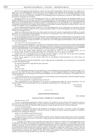 8728                         BELGISCH STAATSBLAD — 07.02.2012 — MONITEUR BELGE

            B.4. De in het geding zijnde bepaling is echter voor een andere interpretatie vatbaar. De tekst van artikel 3, § 5,
       derde lid, van de Woninghuurwet sluit niet uit dat die bepaling wordt toegepast op mondelinge woninghuurover-
       eenkomsten. Uit de combinatie van die bepaling met de artikelen 1bis, 5bis en 12 van de Woninghuurwet vloeit
       bovendien voort dat de verhuurder verplicht is de mondelinge huurovereenkomst op schrift te doen stellen en dat
       geschrift ter registratie aan te bieden.
            Krachtens artikel 1bis van de Woninghuurwet dient van elke huurovereenkomst die betrekking heeft op de
       hoofdverblijfplaats van de huurder, een geschrift te worden gesteld. De meest gerede contracterende partij kan bij
       gebreke van uitvoering binnen acht dagen na een ingebrekestelling die wordt betekend bij een ter post aangetekende
       brief of bij deurwaardersexploot, de andere partij in voorkomend geval via gerechtelijke weg verplichten om een
       schriftelijke overeenkomst op te stellen. Indien nodig, kan zij krachtens dezelfde bepaling verzoeken dat het vonnis de
       waarde zou hebben van een schriftelijke huurovereenkomst.
            Nu de registratieplicht krachtens artikel 5bis van de Woninghuurwet op de verhuurder rust, dient hij, zelfs bij
       weigering van de huurder, artikel 1bis toe te passen. Krachtens artikel 12 van de Woninghuurwet zijn die bepalingen
       immers van dwingend recht.
            Indien de verhuurder nalaat dit te doen, dient, gelet op de door de wetgever nagestreefde doelstelling, de sanctie
       bedoeld in de in het geding zijnde bepaling ook op hem van toepassing te zijn, ook al bestaat er geen geschreven,
       laat staan een geregistreerde, overeenkomst.
            In die interpretatie bestaat het in de prejudiciële vraag bedoelde verschil in behandeling niet, draagt de in het
       geding zijnde bepaling bij tot het waarborgen van het recht op behoorlijke huisvesting beoogd in artikel 23, derde lid,
        o
       3 , van de Grondwet, en is bijgevolg artikel 3, § 5, derde lid, van de Woninghuurwet bestaanbaar met de artikelen 10
       en 11 van de Grondwet.
            Ten aanzien van de tweede prejudiciële vraag
            B.5.1. Met de tweede prejudiciële vraag wenst de verwijzende rechter te vernemen of het verschil in behandeling
       dat ingevolge artikel 3, § 5, derde lid, van de Woninghuurwet bestaat tussen huurovereenkomsten die werden gesloten
       vóór de inwerkingtreding van die bepaling, al naargelang het een mondelinge huurovereenkomst of een schriftelijke
       huurovereenkomst betreft, al dan niet bestaanbaar is met het beginsel van gelijkheid en niet-discriminatie.
            B.5.2. De in het geding zijnde bepaling werd ingevoerd bij artikel 73 van de programmawet (I) van
       27 december 2006. Zij trad, overeenkomstig artikel 75 van diezelfde wet, in werking op 1 juli 2007.
            Artikel 1bis van de Woninghuurwet werd ingevoerd door artikel 2 van de wet van 26 april 2007 houdende
       bepalingen inzake de woninghuur en trad in werking op 15 juni 2007.
            B.5.3. Uit de gegevens van het dossier blijkt dat de mondelinge huurovereenkomst tot stand kwam op
       1 december 2007.
            Een antwoord op de tweede prejudiciële vraag is bijgevolg niet onontbeerlijk voor de oplossing van het geschil
       voor de verwijzende rechter.
            De tweede prejudiciële vraag behoeft geen antwoord.
            Om die redenen,
            het Hof
            zegt voor recht :
            1. - In de interpretatie dat het niet van toepassing is op mondelinge huurovereenkomsten, schendt artikel 3, § 5,
       derde lid, van boek III, titel VIII, hoofdstuk II, afdeling 2, van het Burgerlijk Wetboek (« Regels betreffende de
       huurovereenkomsten met betrekking tot de hoofdverblijfplaats van de huurder in het bijzonder ») de artikelen 10 en 11
       van de Grondwet.
            - In de interpretatie dat zij wel van toepassing is op mondelinge huurovereenkomsten, schendt dezelfde bepaling
       de artikelen 10, 11 en 23 van de Grondwet niet.
            2. De tweede prejudiciële vraag behoeft geen antwoord.
            Aldus uitgesproken in het Nederlands en het Frans, overeenkomstig artikel 65 van de bijzondere wet van
       6 januari 1989 op het Grondwettelijk Hof, op de openbare terechtzitting van 1 december 2011.
            De griffier,                                                                                    De voorzitter,
            P.-Y. Dutilleux.                                                                                  M. Bossuyt.




                                                       COUR CONSTITUTIONNELLE
                                                                                                                             [2011/206490]
                                            Extrait de l’arrêt n° 182/2011 du 1er décembre 2011
             Numéro du rôle : 5133
             En cause : les questions préjudicielles relatives à l’article 3, § 5, alinéa 3, du livre III, titre VIII, chapitre II, section 2,
       du Code civil (« Des règles particulières aux baux relatifs à la résidence principale du preneur »), inséré par l’article 73
       de la loi-programme (I) du 27 décembre 2006, posées par le Juge de paix du canton de Furnes-Nieuport.
             La Cour constitutionnelle,
             composée des présidents M. Bossuyt et R. Henneuse, et des juges E. De Groot, L. Lavrysen, A. Alen, J.-P. Snappe,
       J.-P. Moerman, E. Derycke, J. Spreutels, T. Merckx-Van Goey, P. Nihoul et F. Daoût, assistée du greffier P.-Y. Dutilleux,
       présidée par le président M. Bossuyt,
             après en avoir délibéré, rend l’arrêt suivant :
             I. Objet des questions préjudicielles et procédure
             Par jugement du 5 avril 2011 en cause de Dirk Vannecke et Petra Vanhulle contre Dirk Hermans, dont l’expédition
       est parvenue au greffe de la Cour le 7 avril 2011, le Juge de paix du canton de Furnes-Nieuport a posé les questions
       préjudicielles suivantes :
             - « L’article 3, § 5, alinéa 3, de la loi relative aux baux à loyer, inséré par l’article 73 de la loi-programme (I) du
       27 décembre 2006 (M.B., 28 décembre 2006 (troisième édition)), en vigueur à partir du 1er juillet 2007, viole-t-il les
       articles 10, 11 et/ou 23 de la Constitution à l’égard des preneurs qui, après le 15 juin 2007, louent une habitation comme
       résidence principale et qui ont conclu à cet effet un contrat de bail oral, si cet article est interprété en ce sens qu’en cas
       de conclusion de contrat de bail oral de neuf ans après le 15 juin 2007, le régime de l’article 3, § 5, alinéa 3, de la loi
       relative aux baux à loyer ne serait pas applicable, tandis que l’article 3, § 5, alinéa 3, de la loi relative aux baux à loyer
       est applicable aux preneurs qui, après le 15 juin 2007, louent une habitation comme résidence principale et qui ont
       conclu à cet effet un contrat de bail écrit de neuf ans non enregistré ? »;
 