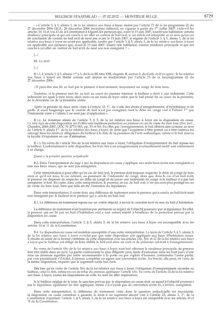 BELGISCH STAATSBLAD — 07.02.2012 — MONITEUR BELGE                                                                     8729

     - « L’article 3, § 5, alinéa 3, de la loi relative aux baux à loyer, inséré par l’article 73 de la loi-programme (I) du
27 décembre 2006 (M.B., 28 décembre 2006 (troisième édition)), en vigueur à partir du 1er juillet 2007, viole-t-il les
articles 10, 11 et/ou 23 de la Constitution à l’égard des preneurs qui, avant le 15 juin 2007, louent une habitation comme
résidence principale et qui ont conclu à cet effet un contrat de bail oral, si cet article est interprété en ce sens qu’en cas
de conclusion de contrat de bail oral de neuf ans avant le 15 juin 2007, le régime de l’article 3, § 5, alinéa 3, de la loi
relative aux baux à loyer ne serait pas applicable, tandis que l’article 3, § 5, alinéa 3, de la loi relative aux baux à loyer
est applicable aux preneurs qui, avant le 15 juin 2007, louent une habitation comme résidence principale et qui ont
conclu à cet effet un contrat de bail écrit de neuf ans non enregistré ? ».

     (...)

     III. En droit

     (...)

    B.1.1. L’article 3, § 5, alinéas 1er à 3, du livre III, titre VIII, chapitre II, section 2, du Code civil (ci-après : la loi relative
aux baux à loyer) est libellé comme suit depuis sa modiﬁcation par l’article 73 de la loi-programme (I) du
27 décembre 2006 :

     « Il peut être mis ﬁn au bail par le preneur à tout moment, moyennant un congé de trois mois.

     Toutefois, si le preneur met ﬁn au bail au cours du premier triennat, le bailleur a droit à une indemnité. Cette
indemnité est égale à trois mois, deux mois ou un mois de loyer selon que le bail prend ﬁn au cours de la première,
de la deuxième ou de la troisième année.

     Après la période de deux mois visée à l’article 32, 5o, du Code des droits d’enregistrement, d’hypothèque et de
greffe et aussi longtemps que le contrat de bail n’est pas enregistré, tant le délai du congé visé à l’alinéa 1er que
l’indemnité visée à l’alinéa 2 ne sont pas d’application ».

     B.1.2. Le troisième alinéa de l’article 3, § 5, de la loi relative aux baux à loyer est la disposition en cause.
La ratio legis de cette disposition est d’offrir une meilleure protection au preneur en cas de vente du bien loué (Doc. parl.,
Chambre, 2006-2007, DOC 51-2773/001, pp. 53 et 56). En effet, par l’enregistrement, le bail obtient date certaine au sens
de l’article 9, alinéa 1er, de la loi relative aux baux à loyer, de sorte que l’acquéreur à titre gratuit ou à titre onéreux est
subrogé dans les droits et obligations du bailleur à la date de la passation de l’acte authentique, même si le bail réserve
la faculté d’expulsion en cas d’aliénation.

     B.1.3. En vertu de l’article 5bis de la loi relative aux baux à loyer, l’obligation d’enregistrement du bail repose sur
le bailleur. Conformément à cette disposition, les frais liés à un enregistrement éventuellement tardif sont entièrement
à sa charge.

     Quant à la première question préjudicielle

    B.2. Dans l’interprétation du juge a quo, la disposition en cause s’applique aux seuls baux écrits non enregistrés et
non aux baux oraux, qui ne sont pas enregistrés.

     Cette interprétation a pour effet qu’en cas de bail oral, le preneur doit toujours respecter le délai de congé de trois
mois et qu’il est tenu, le cas échéant, au paiement de l’indemnité de congé, alors que dans le cas d’un bail écrit,
le preneur est dispensé de respecter un délai de congé et de payer une indemnité de congé si le bailleur n’a pas fait
enregistrer le bail. En outre, dans cette interprétation, le preneur, en cas de bail oral, n’est pas non plus protégé en cas
de vente du bien loué, bien que telle ait été l’intention du législateur.

    Dans cette interprétation, il existe donc une différence de traitement entre le preneur qui a conclu un bail écrit mais
non enregistré par le bailleur et le preneur qui a conclu un bail oral.

     B.3. La différence de traitement repose sur un critère objectif, à savoir le caractère écrit ou non du bail d’habitation.

     La différence de traitement n’est toutefois pas pertinente au regard de l’objectif poursuivi par le législateur. En effet,
le preneur qui est lié par un bail d’habitation oral a tout autant intérêt à bénéﬁcier de la protection prévue par la
disposition en cause.

     Dans cette interprétation, l’article 3, § 5, alinéa 3, de la loi relative aux baux à loyer est incompatible avec les
articles 10 et 11 de la Constitution.

      B.4. La disposition en cause est toutefois susceptible d’une autre interprétation. Le texte de l’article 3, § 5, alinéa 3,
de la loi relative aux baux à loyer n’exclut pas que cette disposition soit appliquée aux baux d’habitation oraux.
Il résulte en outre de la lecture combinée de cette disposition avec les articles 1bis, 5bis et 12 de la loi relative aux baux
à loyer que le bailleur est obligé de faire établir le bail oral dans un écrit et de présenter cet écrit à l’enregistrement.

     En vertu de l’article 1bis de la loi relative aux baux à loyer, tout bail affectant la résidence principale du preneur
doit être établi dans un écrit. La partie contractante la plus diligente peut, faute d’exécution dans les huit jours d’une
mise en demeure signiﬁée par lettre recommandée à la poste ou par exploit d’huissier, contraindre l’autre partie,
par voie procédurale s’il échet, à dresser, compléter ou signer une convention écrite. Au besoin, elle peut, en vertu de
la même disposition, requérir que le jugement vaille bail écrit.

     Dès lors qu’en vertu de l’article 5bis de la loi relative aux baux à loyer, l’obligation d’enregistrement incombe au
bailleur, celui-ci doit, même en cas de refus du preneur, appliquer l’article 1bis. En vertu de l’article 12 de la loi relative
aux baux à loyer, toutes les dispositions de cette loi sont en effet impératives.

     Si le bailleur néglige de le faire, la sanction prévue par la disposition en cause doit, eu égard à l’objectif poursuivi
par le législateur, également lui être appliquée, même s’il n’existe pas de convention écrite ni, a fortiori, enregistrée.

    Dans cette interprétation, la différence de traitement visée dans la question préjudicielle est inexistante,
la disposition en cause contribue à garantir le droit à un logement décent visé à l’article 23, alinéa 3, 3o, de la
Constitution et partant, l’article 3, § 5, alinéa 3, de la loi relative aux baux à loyer est compatible avec les articles 10 et
11 de la Constitution.
 