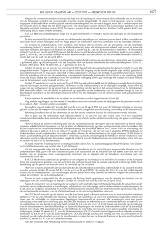 BELGISCH STAATSBLAD — 07.02.2012 — MONITEUR BELGE                                                              8577

      Volgens de voormelde arresten is het sociale doel van de regeling op zich evenwel niet voldoende om uit te sluiten
dat de betrokken activiteit als economische activiteit wordt aangemerkt. Er dient in het bijzonder nog te worden
nagegaan of dat stelsel kan worden geacht het solidariteitsbeginsel ten uitvoer te leggen, en of het is onderworpen aan
het toezicht door de Staat die het heeft ingevoerd. Die elementen kunnen immers het economische karakter van een
bepaalde activiteit uitsluiten (arrest AG2R Prévoyance, punten 45-46, en arrest Kattner Stahlbau GmbH, punten 42-43, met
verwijzing aldaar naar eerdere arresten).
      B.14.7.2. Het solidariteitsbeginsel vergt dat er geen rechtstreeks verband is tussen de bijdragen en de toegekende
prestaties.
      Te dien aanzien blijkt dat de wetgever met de bestreden bepalingen dat verband precies heeft willen vermijden en
een kader heeft willen scheppen met een hoge graad van solidariteit voor het aanbieden van de bedoelde diensten.
      Zo worden de ziekenfondsen, wier kerntaak erin bestaat deel te nemen aan de uitvoering van de verplichte
verzekering (artikel 3, eerste lid, a), van de Ziekenfondswet), maar als rechtspersoon erkend voor zover zij naast die
activiteit minstens één dienst als bedoeld in artikel 3, eerste lid, b), van de Ziekenfondswet inrichten. Het bestreden
artikel 2 van de wet van 26 april 2010 bepaalt dat die dienst wordt beschouwd als een verrichting in de zin van artikel 2,
punt 2, onder b), van de eerste richtlijn en moet beantwoorden aan de criteria van het eveneens bestreden artikel 67,
eerste lid, van de wet van 26 april 2010.
      Overigens is in de parlementaire voorbereiding gesteld dat de criteria om een dienst als verrichting aan te merken
« gebaseerd [zijn] op de rechtspraak van het Europees Hof van Justitie betreffende het solidariteitsbeginsel » (Parl. St.,
Kamer, 2009-2010, DOC 52-2292/001, p. 7, geciteerd in B.11.3).
      Artikel 67, eerste lid, a), van de wet van 26 april 2010 bepaalt dat de aansluiting bij die dienst verplicht is voor alle
aangesloten leden. Volgens de litterae b) en d) heeft ieder lid toegang tot de dienst ongeacht zijn leeftijd, geslacht of
gezondheidstoestand en mag geen enkel lid worden uitgesloten vanwege zijn leeftijd of gezondheidstoestand. Voorts
dekt de waarborg ook de aan de aansluiting voorafgaande bestaande toestanden (littera f)) en is die waarborg gelijk
voor alle leden, onder het voorbehoud van een eventuele verhoging (littera g)) vanwege het sociaal zwakkere statuut
van de betrokkenen zoals bedoeld in littera e).
      Artikel 67, eerste lid, e), van de wet van 26 april 2010 bepaalt uitdrukkelijk dat de bijdragen voor de dienst forfaitair
zijn en niet mogen worden gesegmenteerd. Weliswaar is een differentiëring van de bijdragen mogelijk, maar enkel bij
wege van een verlaging ervan op grond van de samenstelling van het gezin of het sociaal statuut van de betrokkenen.
Het ﬁnanciële beheer van de dienst is gebaseerd op repartitie en de toekenning van de prestaties hangt af van de
beschikbare middelen op het betrokken moment (littera h)). De bijdragen voor de dienst worden niet gekapitaliseerd
(littera i)).
      Voorts moeten de voordelen van de dienst in de statuten worden ingeschreven (littera k)).
      Nog andere bepalingen van het eerste lid strekken ertoe het verband tussen de bijdragen en de prestaties mede af
te zwakken. Alle vereisten gelden cumulatief.
      Bovendien bepaalt artikel 67, tweede lid, van de wet van 26 april 2010 dat voor de bijdragen minima en maxima
gelden, zij het dat de wetgever het vaststellen daarvan heeft overgelaten aan de Koning, na overleg in de Ministerraad.
      Rekening houdend met al die elementen is aan het eerste criterium inzake de solidariteitsvereiste voldaan.
      Het is juist dat de solidariteit niet allesomvattend is in zoverre wie dat wenst zich voor het verplichte
socialezekerheidsstelsel kan aansluiten bij de Hulpkas voor Ziekte- en Invaliditeitsverzekering, die geen verrichtingen
aanbiedt.
      Het Hof houdt er evenwel rekening mee dat de ziekenfondsen de opvolgers zijn van historisch op kleine schaal
ontstane solidariteitsmechanismen, en dat zij sinds de Ziekenfondswet op meer gestructureerde wijze betrokken zijn
bij het verplichte socialezekerheidsstelsel. Overeenkomstig het koninklijk besluit van 7 maart 1991 tot uitvoering van
artikel 2, §§ 2 en 3, artikel 14, § 3, en artikel 19, derde en vierde lid, van de wet van 6 augustus 1990 betreffende de
ziekenfondsen en de landsbonden van ziekenfondsen, dienen de ziekenfondsen in de regel minstens 15 000 leden te
tellen. Zoals reeds is gesteld, bepaalt artikel 67, eerste lid, a), dat de aansluiting bij de betrokken dienst verplicht is voor
alle leden van het ziekenfonds. Bovendien verplicht artikel 4 van de Ziekenfondswet de ziekenfondsen ertoe zich aan
te sluiten bij een van de landsbonden.
      Er dient eveneens rekening mee te worden gehouden dat de facto de aansluitingsgraad bij de Hulpkas voor Ziekte-
en Invaliditeitsverzekering minder dan 1 pct. bedraagt.
      Uit het voorgaande volgt dat het bestreden stelsel betreffende de als verrichtingen aangemerkte diensten van de
ziekenfondsen blijk geeft van een voldoende graad van solidariteit om te voldoen aan het eerste door het Hof van
Justitie van de Europese Unie vooropgestelde criterium om te bepalen dat de betrokken activiteiten niet van
economische aard zijn.
      B.14.7.3. Het tweede criterium op grond waarvan volgens de rechtspraak van het Hof van Justitie van de Europese
Unie het economische karakter van een activiteit die verband houdt met de sociale zekerheid achterwege blijft, heeft
betrekking op de graad van toezicht door de overheid op die activiteit.
      Hiervoor is reeds opgemerkt dat de diensten die de ziekenfondsen aanbieden, uitdrukkelijk in de statuten moeten
worden vermeld (artikel 67, eerste lid, k), van de wet van 26 april 2010). Het eerste lid, littera h), van dat artikel bepaalt
voorts dat de ziekenfondsen « de verrichtingen als een goede huisvader [dienen] te beheren volgens de instructies en
onder de controle van de Controledienst ».
      Tevens is reeds vastgesteld dat de wetgever de Koning heeft opgedragen om de minima en maxima van de
bijdragen voor de verrichtingen te bepalen (artikel 67, tweede lid, van de wet van 26 april 2010).
      Naast de elementen van de regeling die de wetgever zelf uitdrukkelijk heeft bepaald teneinde de solidariteit onder
de leden van de ziekenfondsen te waarborgen, volstaat het voor het overige vast te stellen dat een overheidsorgaan, de
CDZ, door de wetgever (hoofdstuk VI van de Ziekenfondswet) speciﬁek is belast met het toezicht op de naleving, door
de mutualistische entiteiten, van de Ziekenfondswet en de uitvoeringsbesluiten daarvan.
      De CDZ houdt toezicht op de inhoud van de door hem goed te keuren statuten van de mutualistische entiteiten
(artikel 11 van de Ziekenfondswet). Wanneer een door een landsbond of door een ziekenfonds ingerichte dienst niet
meer aan de wettelijke en reglementaire bepalingen beantwoordt of wanneer alle waarborgen voor een goede
uitvoering ervan niet meer aanwezig zijn, kan de CDZ beslissen de erkenning van voormelde dienst in te trekken, wat
de ontbinding van die dienst tot gevolg heeft (artikel 26, § 2, van die wet). De CDZ houdt ook toezicht op de naleving
van de administratieve, boekhoudkundige en ﬁnanciële bepalingen van zowel de Ziekenfondswet als de bij koninklijk
besluit van 14 juli 1994 gecoördineerde wet betreffende de verplichte verzekering voor geneeskundige verzorging en
uitkeringen (artikel 52, eerste lid, 3o, van de Ziekenfondswet). De CDZ wordt daarin bijgestaan door erkende revisoren
(artikelen 32 tot 36 en 57 van de Ziekenfondswet). De CDZ brengt jaarlijks een verslag uit over de activiteiten en de
toestand van de ziekenfondsen en van de landsbonden, verslag dat aan de federale Kamers ter kennis wordt gebracht
(artikel 52, eerste lid, 9o, van de Ziekenfondswet).
      Aan het criterium met betrekking tot het staatstoezicht is derhalve voldaan.
 