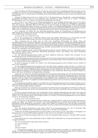 BELGISCH STAATSBLAD — 07.02.2012 — MONITEUR BELGE                                                      8731

     Wenn der Mieter den Mietvertrag jedoch im Laufe des ersten Drittels der neunjährigen Mietdauer beendet, hat der
Vermieter ein Anrecht auf eine Entschädigung. Diese Entschädigung entspricht der Miete von drei Monaten, von
zwei Monaten bzw. von einem Monat, je nachdem, ob der Mietvertrag während des ersten, zweiten oder dritten Jahres
beendet wird.
     Solange der Mietvertrag nach der in Artikel 32 Nr. 5 des Registrierungs-, Hypotheken- und Kanzleigebühren-
gesetzbuches erwähnten Frist von zwei Monaten nicht registriert ist, ﬁndet weder die in Absatz 1 erwähnte
Kündigungsfrist noch die in Absatz 2 erwähnte Entschädigung Anwendung».
     B.1.2. Absatz 3 von Artikel 3 § 5 des Wohnungsmietgesetzes ist die fragliche Bestimmung. Die ratio legis dieser
Bestimmung ist es, einen wirksameren Schutz des Mieters im Falle des Verkaufs des Mietobjektes einzuführen
(Parl. Dok., Kammer, 2006-2007, DOC 51-2773/001, SS. 53 und 56). Durch die Registrierung erhält der Mietvertrag
nämlich ein feststehendes Datum im Sinne von Artikel 9 Absatz 1 des Wohnungsmietgesetzes, so dass der Erwerber
gegen oder ohne Entgelt am Datum der authentischen Beurkundung in die Rechte und Pﬂichten des Vermieters eintritt,
selbst wenn im Mietvertrag das Recht der Wohnungsräumung im Falle der Veräußerung vorgesehen ist.
     B.1.3. Aufgrund von Artikel 5bis des Wohnungsmietgesetzes obliegt die Verpﬂichtung zur Registrierung des
Mietvertrags dem Vermieter. Die mit einer etwaigen verspäteten Registrierung verbundenen Kosten entfallen aufgrund
dieser Bestimmung vollständig auf ihn.
     In Bezug auf die erste präjudizielle Frage
     B.2. In der Auslegung des vorlegenden Richters ﬁnde die fragliche Bestimmung nur Anwendung auf nicht
registrierte schriftliche Mietverträge und nicht auf mündliche Mietverträge, die nicht registriert seien.
     Diese Auslegung hat zur Folge, dass im Falle eines mündlichen Mietvertrags der Mieter immer die
Kündigungsfrist von drei Monaten einhalten muss und dass er gegebenenfalls zur Zahlung der Kündigungsentschä-
digung verpﬂichtet ist, während im Falle eines schriftlichen Mietvertrags der Mieter von der Kündigungsfrist und von
der Kündigungsentschädigung befreit ist, wenn der Vermieter ihn nicht registriert. Außerdem ist in dieser Auslegung
der Mieter im Falle eines mündlichen Mietvertrags ebenfalls nicht geschützt im Falle des Verkaufs des Mietobjektes,
obwohl der Gesetzgeber dies beabsichtigt hat.
     In dieser Auslegung besteht somit ein Behandlungsunterschied zwischen Mietern, die einen schriftlichen, durch
den Vermieter jedoch nicht registrierten Mietvertrag geschlossen haben, und Mietern, die einen mündlichen
Mietvertrag geschlossen haben.
     B.3. Der Behandlungsunterschied beruht auf einem objektiven Kriterium, nämlich dem Umstand, ob der
Wohnungsmietvertrag schriftlich geschlossen wurde.
     Der Behandlungsunterschied ist jedoch nicht relevant im Lichte der Zielsetzung des Gesetzgebers. Ein Mieter, der
durch einen mündlichen Wohnungsmietvertrag gebunden ist, hat nämlich ebenso sehr ein Interesse an dem Schutz, der
in der fraglichen Bestimmung vorgesehen ist.
     In dieser Auslegung ist Artikel 3 § 5 Absatz 3 des Wohnungsmietgesetzes nicht vereinbar mit den Artikeln 10
und 11 der Verfassung.
     B.4. Die fragliche Bestimmung kann jedoch auch auf andere Weise ausgelegt werden. Der Text von Artikel 3 § 5
Absatz 3 des Wohnungsmietgesetzes schließt nicht aus, dass diese Bestimmung auf mündliche Wohnungsmietverträge
angewandt wird. Aus der Verbindung dieser Bestimmung mit den Artikeln 1bis, 5bis und 12 des Wohnungsmietge-
setzes ergibt sich außerdem, dass der Vermieter verpﬂichtet ist, einen mündlichen Mietvertrag schriftlich festlegen zu
lassen und dieses Schriftstück zur Registrierung vorzulegen.
     Aufgrund von Artikel 1bis des Wohnungsmietgesetzes muss jeglicher Mietvertrag, der sich auf den Hauptwohnort
des Mieters bezieht, in einem Schriftstück festgehalten werden. Die zuerst handelnde Vertragspartei kann, wenn einer
per Einschreiben oder durch Gerichtsvollzieherurkunde zugestellten Inverzugsetzung binnen acht Tagen nicht Folge
geleistet wird, die andere Partei gegebenenfalls auf gerichtlichem Weg verpﬂichten, eine schriftliche Vereinbarung
aufzusetzen. Notfalls kann sie aufgrund derselben Bestimmung fordern, dass das Urteil als schriftlicher Mietvertrag
angesehen wird.
     Da die Registrierungspﬂicht aufgrund von Artikel 5bis des Wohnungsmietgesetzes dem Vermieter obliegt, muss er,
selbst im Falle der Weigerung des Mieters, Artikel 1bis anwenden. Aufgrund von Artikel 12 des Wohnungsmietgesetzes
sind diese Bestimmungen nämlich zwingend.
     Wenn der Vermieter dies unterlässt, muss angesichts der Zielsetzung des Gesetzgebers die Sanktion im Sinne der
fraglichen Bestimmung auch auf ihn Anwendung ﬁnden, selbst wenn kein schriftlicher oder gar registrierter Vertrag
besteht.
     In dieser Auslegung besteht der in der präjudiziellen Frage angeführte Behandlungsunterschied nicht, trägt die
fragliche Bestimmung zur Gewährleistung des Rechtes auf eine angemessene Wohnung im Sinne von Artikel 23
Absatz 3 Nr. 3 der Verfassung bei und ist folglich Artikel 3 § 5 Absatz 3 des Wohnungsmietgesetzes mit den Artikeln
10 und 11 der Verfassung vereinbar.
     In Bezug auf die zweite präjudizielle Frage
     B.5.1. Durch die zweite präjudizielle Frage möchte der vorlegende Richter erfahren, ob der Behandlungsunter-
schied, der infolge von Artikel 3 § 5 Absatz 3 des Wohnungsmietgesetzes zwischen Mietverträgen, die vor dem
Inkrafttreten dieser Bestimmung geschlossen worden seien, bestehe, je nachdem, ob es sich um einen mündlichen
Mietvertrag oder einen schriftlichen Mietvertrag handele, mit dem Grundsatz der Gleichheit und Nichtdiskriminierung
vereinbar sei.
     B.5.2. Die fragliche Bestimmung wurde durch Artikel 73 des Programmgesetzes (I) vom 27. Dezember 2006
eingeführt. Sie ist gemäß Artikel 75 desselben Gesetzes am 1. Juli 2007 in Kraft getreten.
     Artikel 1bis des Wohnungsmietgesetzes ist durch Artikel 2 des Gesetzes vom 26. April 2007 zur Festlegung von
Bestimmungen in Sachen Mietverträge eingeführt worden und am 15. Juni 2007 in Kraft getreten.
     B.5.3. Aus den Verfahrensunterlagen geht hervor, dass der mündliche Mietvertrag am 1. Dezember 2007 zustande
gekommen ist.
     Eine Antwort auf die zweite präjudizielle Frage ist folglich nicht unerlässlich zur Lösung der Streitsache vor dem
vorlegenden Richter.
     Die zweite präjudizielle Frage bedarf keiner Antwort.
     Aus diesen Gründen:
     Der Hof
     erkennt für Recht:
     1. - Dahingehend ausgelegt, dass er nicht auf mündliche Mietverträge anwendbar ist, verstößt Artikel 3 § 5
Absatz 3 von Buch III Titel VIII Kapitel II Abschnitt 2 des Zivilgesetzbuches («Besondere Regeln über die Mietverträge
betreffend den Hauptwohnort des Mieters») gegen die Artikel 10 und 11 der Verfassung.
 