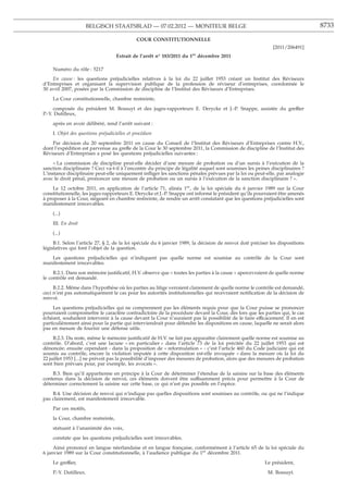 BELGISCH STAATSBLAD — 07.02.2012 — MONITEUR BELGE                                                         8733

                                              COUR CONSTITUTIONNELLE
                                                                                                              [2011/206491]
                                    Extrait de l’arrêt n° 183/2011 du 1er décembre 2011

    Numéro du rôle : 5217
    En cause : les questions préjudicielles relatives à la loi du 22 juillet 1953 créant un Institut des Réviseurs
d’Entreprises et organisant la supervision publique de la profession de réviseur d’entreprises, coordonnée le
30 avril 2007, posées par la Commission de discipline de l’Institut des Réviseurs d’Entreprises.
    La Cour constitutionnelle, chambre restreinte,
     composée du président M. Bossuyt et des juges-rapporteurs E. Derycke et J.-P. Snappe, assistée du greffier
P.-Y. Dutilleux,
    après en avoir délibéré, rend l’arrêt suivant :
    I. Objet des questions préjudicielles et procédure
    Par décision du 20 septembre 2011 en cause du Conseil de l’Institut des Réviseurs d’Entreprises contre H.V.,
dont l’expédition est parvenue au greffe de la Cour le 30 septembre 2011, la Commission de discipline de l’Institut des
Réviseurs d’Entreprises a posé les questions préjudicielles suivantes :
     « La commission de discipline peut-elle décider d’une mesure de probation ou d’un sursis à l’exécution de la
sanction disciplinaire ? Ceci va-t-il à l’encontre du principe de légalité auquel sont soumises les peines disciplinaires ?
L’instance disciplinaire peut-elle uniquement inﬂiger les sanctions pénales prévues par la loi ou peut-elle, par analogie
avec le droit pénal, prononcer une mesure de probation ou un sursis à l’exécution de la sanction disciplinaire ? ».
    Le 12 octobre 2011, en application de l’article 71, alinéa 1er, de la loi spéciale du 6 janvier 1989 sur la Cour
constitutionnelle, les juges-rapporteurs E. Derycke et J.-P. Snappe ont informé le président qu’ils pourraient être amenés
à proposer à la Cour, siégeant en chambre restreinte, de rendre un arrêt constatant que les questions préjudicielles sont
manifestement irrecevables.
    (...)
    III. En droit
    (...)
     B.1. Selon l’article 27, § 2, de la loi spéciale du 6 janvier 1989, la décision de renvoi doit préciser les dispositions
législatives qui font l’objet de la question.
   Les questions préjudicielles qui n’indiquent pas quelle norme est soumise au contrôle de la Cour sont
manifestement irrecevables.
     B.2.1. Dans son mémoire justiﬁcatif, H.V. observe que « toutes les parties à la cause » apercevraient de quelle norme
le contrôle est demandé.
     B.2.2. Même dans l’hypothèse où les parties au litige verraient clairement de quelle norme le contrôle est demandé,
ceci n’est pas automatiquement le cas pour les autorités institutionnelles qui recevraient notiﬁcation de la décision de
renvoi.
     Les questions préjudicielles qui ne comprennent pas les éléments requis pour que la Cour puisse se prononcer
pourraient compromettre le caractère contradictoire de la procédure devant la Cour, dès lors que les parties qui, le cas
échéant, souhaitent intervenir à la cause devant la Cour n’auraient pas la possibilité de le faire efficacement. Il en est
particulièrement ainsi pour la partie qui interviendrait pour défendre les dispositions en cause, laquelle ne serait alors
pas en mesure de fournir une défense utile.
     B.2.3. Du reste, même le mémoire justiﬁcatif de H.V. ne fait pas apparaître clairement quelle norme est soumise au
contrôle. D’abord, c’est une lacune « en particulier » dans l’article 73 de la loi précitée du 22 juillet 1953 qui est
dénoncée; ensuite cependant - dans la proposition de « reformulation » - c’est l’article 460 du Code judiciaire qui est
soumis au contrôle, encore la violation imputée à cette disposition est-elle invoquée « dans la mesure où la loi du
22 juillet 1953 [...] ne prévoit pas la possibilité d’imposer des mesures de probation, alors que des mesures de probation
sont bien prévues pour, par exemple, les avocats ».
    B.3. Bien qu’il appartienne en principe à la Cour de déterminer l’étendue de la saisine sur la base des éléments
contenus dans la décision de renvoi, ces éléments doivent être suffisamment précis pour permettre à la Cour de
déterminer correctement la saisine sur cette base, ce qui n’est pas possible en l’espèce.
    B.4. Une décision de renvoi qui n’indique pas quelles dispositions sont soumises au contrôle, ou qui ne l’indique
pas clairement, est manifestement irrecevable.
    Par ces motifs,
    la Cour, chambre restreinte,
    statuant à l’unanimité des voix,
    constate que les questions préjudicielles sont irrecevables.
     Ainsi prononcé en langue néerlandaise et en langue française, conformément à l’article 65 de la loi spéciale du
6 janvier 1989 sur la Cour constitutionnelle, à l’audience publique du 1er décembre 2011.
    Le greffier,                                                                                          Le président,
    P.-Y. Dutilleux.                                                                                       M. Bossuyt.
 