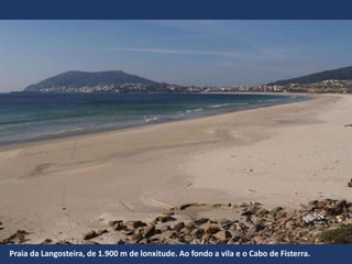 Praia da Langosteira, de 1.900 m de lonxitude. Ao fondo a vila e o Cabo de Fisterra.
 
