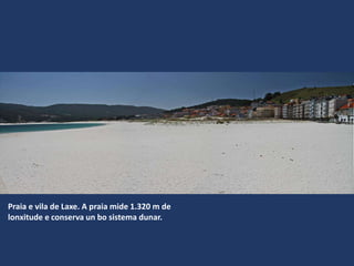 Praia e vila de Laxe. A praia mide 1.320 m de
lonxitude e conserva un bo sistema dunar.
 