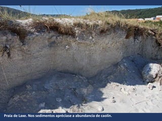 Praia de Laxe. Nos sedimentos apréciase a abundancia de caolín.
 