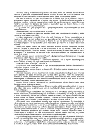 »Cuando Mael y yo estuvimos bajo la lona del carro, todos los faldones de ésta fueron
bajados y quedamos completamente ocultos. Cuando el carro se puso en marcha, nos
sentamos en unos bastos bancos y así viajamos varias horas, sin pronunciar palabra.
    »De vez en cuando, un rayo de sol taladraba la blanca lona de la cubierta y, cuando
acercaba mi rostro a ella, podía ver el bosque, más cerrado y profundo de lo que recordaba. Y
detrás de nosotros venía una caravana interminable de grandes carros con jaulas, llenos de
hombres que asían los barrotes de madera y suplicaban que les dejaran libres, en una
confusión de voces como un horrible coro.
    »—¿Quiénes son? ¿Por qué gritan así? —pregunté por último, sin poder soportar por más
tiempo la tensión.
    »Mael reaccionó como si despertara de un sueño.
    »—¡Ah! Son malhechores, ladrones, asesinos, todos ellos justamente condenados, y ahora
perecerán en el sagrado sacrificio.
    »—¡Qué repugnante! —musité. Pero, ¿lo era? Nosotros, en Roma, condenábamos a
nuestros criminales a morir en la cruz, a ser quemados en la hoguera, a sufrir crueldades de
toda clase. ¿Nos hacía más civilizados el hecho de que no denomináramos aquello un
"sacrificio religioso"? Tal vez los keltoi fueran más sabios que nosotros al no desperdiciar tales
muertes.
    »Pero todo aquello carecía de sentido. Me sentí aturdido. El carro continuaba su lenta
marcha. Escuché el ruido de los que nos adelantaban a pie y a caballo. Todos iban a la
festividad del Samhain. Pronto iba a morir y no quería hacerlo en el fuego. Mael parecía pálido
y asustado. Y el lamento de los hombres en los carromatos-prisiones me estaba poniendo al
borde de la locura.
    »¿Qué pensaría cuando prendieran el fuego? ¿Qué pensaría cuando notara que mi cuerpo
empezaba a arder? Aquello era insoportable.
    »—¿Qué vais a hacer conmigo? —exclamé de improviso. Tuve el impulso de estrangular a
Mael. Este alzó la vista y sus cejas se fruncieron levísimamente.
    »—Y si el dios ha muerto ya... —musitó él.
    »—¡Entonces, nos vamos a Roma, tú y yo, y nos emborrachamos de buen vino italiano! —
repliqué en el mismo tono de voz.
    »Caía ya la tarde cuando el carro se detuvo al fin. El bullicio parecía alzarse como el vapor
a nuestro entorno.
    »Cuando me asomé a mirar, Mael no me lo impidió. Vi que habíamos llegado a un inmenso
claro rodeado, en todas direcciones, por aquellos robles gigantes. Todos los carromatos,
incluidos el nuestro, fueron retirados bajo los árboles y, en el centro del claro, cientos de brazos
se entregaron a una tarea que tenía relación con innumerables fardos de leña, millas de cuerda
y cientos de grandes troncos apenas desbastados.
    «Cuatro troncos gruesos y altos como no los había visto en mi vida fueron izados hasta
formar un par de gigantescas aspas.
    »El bosque pululaba de espectadores. El claro no daba cabida a aquella multitud. Y, pese a
ello, más y más carros se abrían paso entre la muchedumbre hasta encontrar un lugar en el
lindero del bosque.
    »Casi anochecía ya cuando Mael alzó una esquina de la cubierta del carro y me indicó que
mirara. Horrorizado, vi dos enormes figuras de mimbre —un hombre y una mujer, a juzgar por
la masa de hierbas y zarzas que pretendía sugerir el cabello y las ropas— construidas por
entero a base de troncos, mimbres y cuerdas, y llenas de arriba abajo con los cuerpos
amarrados de los condenados, que se debatían y lanzaban gritos de súplica.
    »Me quedé mudo contemplando aquellos dos gigantes monstruosos. Era incontable el
número de cuerpos humanos amarrados a ellos; las víctimas estaban encerradas en el interior
hueco de las piernas enormes, en los torsos, en los brazos e incluso en sus manos; hasta en
sus inmensas cabezas sin rostro y en forma de jaula, coronadas de flores y hojas de hiedra.
Las dos figuras vibraban como si fueran a caerse en cualquier momento, pero yo sabía que
estaban firmemente sostenidas por aquellas sólidas aspas. Parecían asomarse sobre el
bosque lejano y, en torno a sus pies, se amontonaban los hatos de leña menuda y de grandes
ramas empapadas en brea que pronto servirían para prenderles fuego.
    »—¿Y quieres hacerme creer que todos esos que deben morir son culpables de algún delito
grave? —pregunté a Mael, quien asintió con su habitual solemnidad. Aquello no le preocupaba.
    »—Han esperado meses, algunos incluso años, a ser sacrificados —respondió casi con
indiferencia—. Han llegado de toda la Tierra y no pueden cambiar su desuno más que nosotros
el nuestro. Y el suyo es perecer dentro de las formas de la Gran Madre y de su Amante.
 