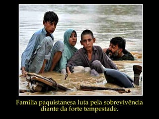 Família paquistanesa luta pela sobrevivência
        diante da forte tempestade.
 