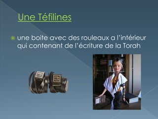    une boite avec des rouleaux a l’intérieur
    qui contenant de l’écriture de la Torah
 