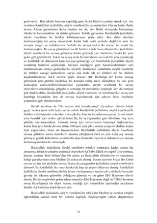 19
getiriverdi. Ben Akabe biatının yapıldığı gece bizler İslâm’a yardım etmek için söz
verirken Rasûlullah (sallallahu aleyhi vesellem)’in yanındaydım. Her ne kadar Bedir
savaşı Akabe gecesinden daha meşhur ise de, ben Bedir savaşında bulunmayı
Akabe’de bulunmaktan da üstün görmem. Tebük gazvesine Rasûlullah (sallallahu
aleyhi vesellem) ile birlikte katılamayışım şöyle oldu: Ben daha önceleri
katılamadığım bu savaş sırasındaki kadar hali vakti yerinde değildim yani bu
savaşta zengin ve varlıklıydım. Vallahi bu savaşa kadar iki deveyi bir arada hiç
bulamamıştım. Bu savaş günlerinde ise iki binitim vardı. Sonra Rasûlullah (sallallahu
aleyhi vesellem) bu savaşa gelinceye kadar gideceği yeri söylemez, başka bir yere
gider gibi görünürdü. Fakat bu savaş sıcak bir mevsimde ve uzak bir yere yapılacağı
ve kalabalık bir düşmanla karşı karşıya gelineceği için Rasûlullah (sallallahu aleyhi
vesellem) hedefini açıklamıştı. Savaşın özelliğine göre hazırlanabilmeleri için
müslümanlara nereye gideceklerini söyledi. Rasûlullah (sallallahu aleyhi vesellem)
ile birlikte savaşa katılanların sayısı çok fazla idi ve isimleri de bir deftere
kaydedilmemişti. Ka’b sözüne şöyle devam etti: Herhangi bir kimse savaşa
gitmemek için gözden kaybolsa, bu konuda vahiy nazil olmadıkça bu işin gizli
kalacağını zannedebilirdi.Rasûlullah (sallallahu aleyhi vesellem) bu savaşı
meyvelerin olgunlaştığı, gölgelerin arandığı bir mevsimde yapmıştı. Ben de bunlara
pek düşkündüm, Rasûlullah (sallallahu aleyhi vesellem) ve müslümanlar savaş için
hazırlığa başladılar, ben de savaşa hazırlanmak için çıkıyor fakat hiçbirşey
yapmadan geri dönüyordum.
Kendi kendime de “Ne zaman olsa hazırlanırım” diyordum. Günler böyle
geçti, herkes işini ciddi tuttu ve bir sabah Rasûlullah (sallallahu aleyhi vesellem)’le
birlikte müslümanlar erkenden yola çıktılar, ben ise hazırlanmamıştım. Ertesi sabah
yine hazırlık için evden çıktım fakat hiç bir iş yapmadan geri döndüm, hep aynı
şekilde davranıyordum. İnsanlar savaş için yarışırcasına koşmaya başlayıncaya
kadar ben aynı halde devam ettim. Nihayet yola çıkıp onlara erişeyim dedim, keşke
öyle yapsaydım, bunu da başaramadım. Rasûlullah (sallallahu aleyhi vesellem)
savaşa gittikten sonra insanların arasına çıktığımda beni en çok üzen şey savaşa
gitmeyip geride kalanların; ya münafık diye bilinenler veya âciz oldukları için savaşa
katılamayan kimseler olmasıydı.
Rasûlullah (sallallahu aleyhi vesellem) tebük’e varıncaya kadar adımı hiç
anmamış, tebük’te ashabın arasında otururken Ka’b ibn Mâlik ne yaptı? diye sormuş,
bunun üzerine Benî Selîme’den bir adam ya Rasûlallah elbiselerine ve endamına
bakıp gururlanması onu Medine’de alıkoydu demiş. Bunun üzerine Muaz ibn Cebel
ona ne çirkin söz söyledin demiş. Sonra da peygamber (sallallahu aleyhi vesellem)’e
dönerek Ya Rasûlallah biz onun hakkında hep iyi şeyler biliyoruz demiş. Rasûlullah
(sallallahu aleyhi vesellem) de hiç birşey söylememiş o sırada çok uzaklarda beyazlar
giymiş bir adamın gelmekte olduğunu görmüş ve bu gelen Ebû Hayseme olaydı
demiş. Bir de ne görelim gelen adam ensardan Ebû Hayseme değil mi? Ebû Hayseme
savaş hazırlığında bir ölçek hurma verdiği için münafıklar tarafından ayıplanan
kişidir. Ka’b sözüne şöyle devam etti:
Rasûlullah (sallallahu aleyhi vesellem)’in tebük’ten Medine’ye hareket ettiğini
öğrendiğim zaman beni bir üzüntü kapladı. Söyleyeceğim yalanı düşünmeye
 