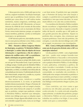8 ABRIL A JUNHO DE 2021
ENTREVISTA: JARBAS SOARES JÚNIOR, PROCURADOR-GERAL DE MINAS
E dessa parceria com a AMM, pelo que eu tive
notícias, surgiram resultados. Na eleição municipal,
parece que os problemas foram menores, talvez
também por causa disso. E o MP realiza muitos
seminários, muitos congressos, workshops, para
discutir a atuação do MP. Obviamente, se houver
interesse da AMM de fazer eventos de discussões
de questões práticas com os municípios de Minas
Gerais, temos muito interesse, porque, ao capacitar
nossos membros, podemos auxiliar as instituições
municipais a se aprimorarem.
O MP não torce pelo erro, não trabalha com erro,
mas às vezes precisa enfrentar o erro. Então, a nosso
ver, quanto menos erros houver, melhor.
RNG – Durante o último Congresso Mineiro
de Municípios, na palestra “O Ministério Público e
o Município”, o senhor falou do objetivo de trocar
informações e experiências a fim de reduzir o
número de conflitos entre o MP e as prefeituras.
Qual a orientação aos gestores públicos?
A primeira coisa que eu sempre falei, desde a outra
vez em que fui Procurador-Geral, é que é preciso ter
o diálogo sempre. Grande parte do Ministério Público
já busca esses diálogos com os prefeitos, que são os
legitimados, os eleitos, os cidadãos mais destacados da
comunidade por ela mesma. O administrador de boa-fé,
bem intencionado, sempre terá, acredito eu, as portas
abertas do MP para buscar soluções.
Mas muitas vezes, instala-se o conflito
desnecessariamente. E, às vezes, se aprofunda
também desnecessariamente. Porque o Promotor de
Justiça tem uma função, e ele vai cumprir a função,
Agora, tem várias formas de cumpri-la. E acredito
que os prefeitos, sempre que puderem, visitem
o Ministério Público, mostrem suas intenções,
tentem esse diálogo para que as soluções sejam
encontradas. Porque alguma dificuldade vai ter, mas
sem entender o papel do outro, nunca se vai chegar
a um bom termo. O prefeito tem que entender
que o Promotor de Justiça tem uma função a
cumprir, e o prefeito tem o seu papel legítimo de
mandatário e tem que tomar decisões, às vezes
muito difíceis e no calor dos acontecimentos.
E os membros do Ministério Público também
devem reconhecer a legitimidade dos prefeitos
no caso concreto. Havendo o respeito e estando
todos de boa-fé, acredito que o MP pode ser
um grande parceiro dos prefeitos. Separo os
prefeitos dos corruptos, dos criminosos que
ocupam prefeituras. Esses não são prefeitos, são
corruptos, e com eles não tem diálogo com o MP,
só no papel, no processo e nas investigações.
RNG – Como a AMM pode trabalhar ainda mais
como um elo de parceria eficiente entre o MP e os
municípios mineiros?
Um dos pontos é a AMM – com a legitimidade
que tem – poder estar sempre fazendo esse
papel de bombeiro e buscando o entrosamento
e ajudando os municípios a encontrarem soluções
com o próprio Ministério Público. O não diálogo
é ruim, judicializa, criminaliza a política, dá
sinais trocados à sociedade. E tendo um bom
diálogo, um bom entrosamento, para o bem da
comunidade, os resultados são excelentes. A
AMM pode estar sempre orientando os prefeitos e
secretários para buscar esses caminhos, e sempre
que puder, buscar parcerias com o MP, para que
esse diálogo e entrosamento chegue à ponta, aos
municípios.
Caso contrário, vai virar como o que
aconteceu em décadas passadas, que é a
corda esticada. E a corda esticada atrapalha,
especialmente, o trabalho dos prefeitos, porque
o Ministério Público já está acostumado a
trabalhar no conflito e no litígio. E isso acaba
sendo ruim para a comunidade.
 