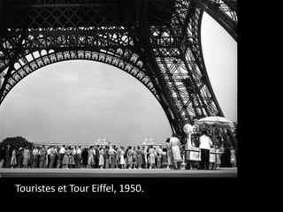 Touristes et Tour Eiffel, 1950.
 