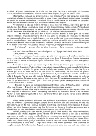 deveria ir. Seguindo o conselho de um doente que tinha vasta experiência no mercado imobiliário da
Florida, encontrara um condomínio na costa oeste. Fechara negócio e viajara em direção ao sol.
        Infelizmente, a realidade não correspondera às suas fantasias. Podia jogar golfe, mas a sua mente
competitiva achara o jogo menos compensador a longo prazo, especialmente porque nunca conseguira
ultrapassar um nível de mediocridade exasperante. Spencer considerava-se um vencedor e era intolerável
perder. Por fim, entendeu que havia algo basicamente errado com o desporto.
        Por seu turno, a idéia de escrever revelou-se ainda mais um embuste. Descobrira que era um
trabalho mais duro do que pensara e que exigia um grau de disciplina que ele não possuía. Pior ainda, não
existia reação imediata como a que ele recebia quando atendia doentes. Por conseguinte, e bem depressa,
desistira da idéia do livro-filme por não ser adequada à sua personalidade mais dinâmica.
                  O ambiente social ainda fora a maior desilusão. Durante a maior parte da sua vida,
Spencer sentira que precisara sacrificar o estilo de vida que a sua aparência e o seu talento lhe deveriam
ter proporcionado. Casara-se no final do curso, com uma mulher que viera a reconhecer como sendo
inferior, tanto intelectual como socialmente. Assim que os filhos, que tinham nascido logo, foram para a
universidade, Spencer divorciara-se. Felizmente, fora antes de lançar a Clínica de Infertilidade Wingate.
A sua mulher ficara com a casa, que não era nada de especial, e um pagamento único.
        — Dr. Wingate? — gritou o piloto por cima do ombro. — Devo comunicar via rádio para pedir
transporte?
        — O meu carro deve lá estar — respondeu Spencer. — Diga para o trazerem para a pista.
        — Sim, senhor! — disse o piloto.
        Spencer voltou aos seus devaneios. Ainda que não houvesse escassez de mulheres bonitas, nem
sempre conseguia conhecê-las, e as que conhecia não eram fáceis de impressionar. Spencer achava que
era rico, mas em Naples havia sempre alguém muito mais à frente, tanto na riqueza como no respectivo
aparato cênico.
        Posto isto, a única parte do sonho original de reforma de Spencer que se realizara fora a
oportunidade de descontrair. Porém, até isso perdera interesse depois da primeira temporada. No início de
janeiro chegavam as notícias de que os lucros da clínica estavam em declínio. A princípio, Spencer
pensara que devia ser uma aberração ou um truque de contabilidade, ter um volume de passivo
significativo num mês, mas infelizmente a perda continuara. Spencer observara a questão o melhor que
podia à distância. Não era que não entrasse dinheiro, antes pelo contrário. Era porque os custos de
investigação haviam disparado, o que indicava que a liderança de Spencer era necessária no local. Na
altura em que Paul Saunders entrara, Spencer dissera-lhe que encorajava a investigação, mas obviamente
as coisas estavam fora de controlo.
        — Disseram-me que o seu carro já se encontra em frente ao edifício JetSmart Aviation — gritou o
piloto para Spencer. — E aperte o seu cinto de segurança. Vamos começar a descer.
        Spencer mostrou ao piloto os polegares erguidos. Já tinha o cinto de segurança posto. Olhou pela
janela enquanto o avião descia e viu o seu Bentley conversível cor de vinho a brilhar ao sol da manhã.
Adorava o carro. Pensou vagamente se não o deveria ter levado para Naples. Talvez tivesse tido mais
sorte com as mulheres.

        Joanna sempre gostara da primavera, com as flores e a promessa de quentes e suaves noites de
verão no horizonte. A primavera chegava sempre cedo a Houston, com uma avalanche de cores que
transformava, de um dia para o outro, a paisagem monótona e simples numa terra encantada de azáleas,
tulipas e cornizos. Enquanto conduzia para fora de Boston em direção a Bookford, para norte, tentava
concentrar-se nas boas recordações e na euforia que geravam, mas com dificuldade,
        Primeiro, havia poucas flores à vista e, como tal, poucas cores, exceto a erva verde e o verde-claro
dos rebentos das árvores. Segundo, estava irritada com Deborah, sentada a seu lado e trauteando
alegremente a canção que tocava no rádio. Embora a companheira de quarto tivesse prometido que não
iria assim tão longe com o disfarce, na opinião de Joanna, tinha passado das medidas. Agora tinha o
cabelo louro, lábios e unhas postiças vermelho-brilhantes, e trazia um vestido decotado e muito curto, um
soutien Wonderbra e saltos altos. O toque final consistia em brincos pendentes e um colar com um
coração cravejado de brilhantes. Em flagrante contraste, Joanna usava uma saia azul-escura abaixo do
 