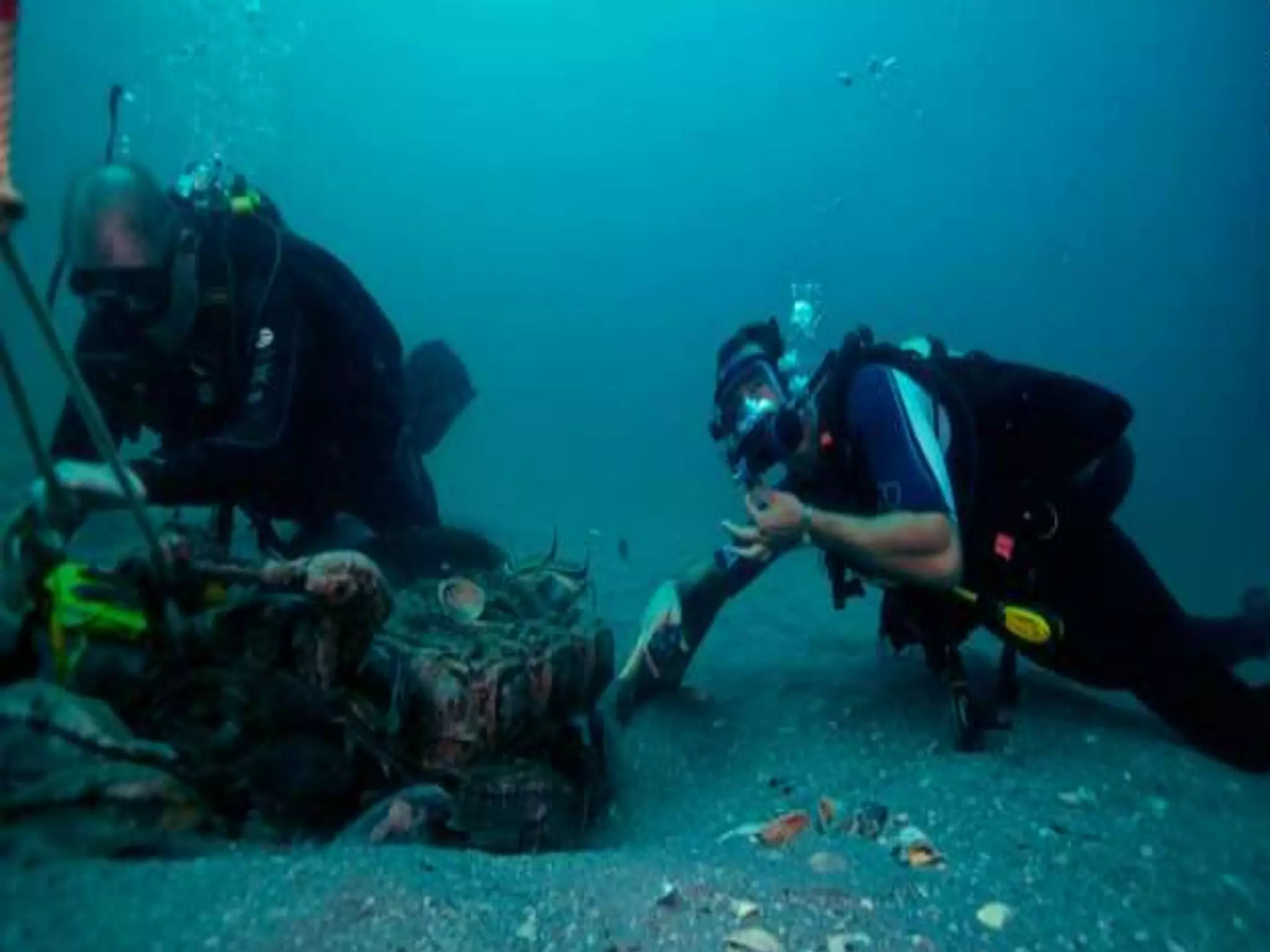 The rock of Earth’s crust forms
mountains, hills, valleys, beaches, and
the ocean ﬂoor.
When studying a rock sample,
geologists observe the rock’s mineral
composition, color, and texture.
 