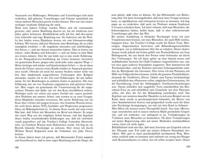 Austausch von Hoffnungen, Wünschen und Vorstellungen ließ mich
entdecken, daß geheime Vorstellungen und Träume tatsächlich mit
einem anderen Menschen geteilt werden können. Dies war eine immer
wichtiger werdende Erfahrung für mich.
Nach zwei Jahren College wurden Helen und ich voneinander
getrennt, aber unsere Beziehung dauerte an, bis wir wiederum zwei
Jahre später heirateten. Rückblickend stelle ich fest, daß dies meine
erste liebevolle und enge Beziehung war. Sie bedeutete mir die Welt.
In den beiden ersten Ehejahren lernten wir eine lebensnotwendige
Lektion: Wir lernten, daßjene Elemente einer Beziehung, die zu teilen
unmöglich erscheint - die insgeheim störenden und unbefriedigen­
den Seiten-, sich am ehesten mitzuteilen lohnen. Dies zu lernen war
schwer, voller Risiken und Schrecken- und wir haben es viele Male
neu lernen müssen. Aber für uns beide war es eine reiche Erfahrung.
In der Postgraduicrten-Ausbildung am Union Seminary besuchten
wir gemeinsam Kurse, gingen aber auch jeder seine eigenen Wege-
Helen betätigte sich stärker auf künstlerischem Gebiet-, bis sie dann
durch die Geburt unseres ersten Kindes stärker in Anspruch genomn­
men wurde. Obwohl ich mich bei meinen Studien immer mehr von
den eher akademisch ausgerichteten Vorlesungen über Religion
abwandte, machte ich in der Zeit zwei Erfahrungen, die mir halfen,
meine Art der Beziehungen zu anderen besser zu gestalten. Die erste
Erfahrung war ein von Studenten organisiertes und geleitetes Semi­
nar. Hier trugen wir gemeinsam die Verantwortung für die ausge­
suchten Themen und dafür, wie wir den Kurs durchführen wollten.
Wichtiger noch: wir teilten uns unsere Zweifel mit, unsere persönli­
chen Probleme mit unserer Arbeit, und wurden so zu einer Gruppe,
deren Mitglieder einander vertrauten. Die zweite Erfahrung war ein
Kurs über »Arbeit mit jungen Leuten«, den Goodwin Watson leitete,
der noch heute aktiver NTL-Ausbildcr und Wegbereiter progressiver
Ideen im Bildungsbereich ist. In diesem Kurs wurde mir zum ersten
Mal klar, daß Arbeit mit Menschen ein Beruf sein könnte. Er zeigte
mir einen Weg aus der religiösen Arbeit heraus, und das Ergebnis
dieser beiden entscheidenden Erfahrungen war, daß ich (wörtlich)
»nach gegenüber« auf das Tcacher's College Columbia überwech­
selte, wo Goodwin Watson mein Doktorvater wurde. Ich fing an, im
Bereich klinische Psychologie zu arbeiten. Dort lernte ich durch
William Hcard Kilpatrick auch die Gedanken von John Dewey
kennen.
In diesen Jahren hatte ich gelernt, daß Miteinander-Teilen möglich
und bereichernd ist, daß in einer engen Beziehung auch die Dinge, die
188
man glaubt, nicht teilen zu können, für das Miteinander von Bedeu­
tung sind. Ich hatte herausgefunden, daß man einer Gruppe zutrauen
kann, zu signifikantem und relevantem Lernen zu kommen. Ich fing
sogar an zu entdecken, daß auch ein Professor seinem Studenten
Vcrtraucn schenken kann. Ich hatte erkannt, daß man Menschen, die
Schwierigkeiten haben, helfen kann, daß es aber widerstreitende
Vorstellungen gibt über das Wie.
Bei meiner Ausbildung in klinischer Psychologie lernte ich zwei
Vorgehensweisen kennen, wie man Menschen, die nach Hilfe suchen,
begegnen kann. Am Tcachcr's College wurde der Klient Tests, Mes­
sungen, diagnostischen Interviews und Behandlungsvorschriften
unterzogen, um so Informationen über ihn zu erhalten. Dieser »kalte«
Ansatz wurde jedoch mit Leben gefüllt von Persönlichkeiten wie Leta
Hollingworth, die uns durch ihre Person mehr beibrachte als durch
ihre Vorlesungen. Als ich dann später an dem damals neuen und
wohlhabenden Institute for Child Guidancc eingeschrieben war, war
ich einer ganz anderen Atmosphäre ausgesetzt. Dort dominierten die
Psychoanalytiker, und der Einzelne und seine Lebensgeschichte stan­
den im Mittelpunkt des Interesses. Dort lernte ich den Patienten mit
Hilfe von Fallgeschichten kennen, welche die gesamte Persönlichkeits­
dynamik der Großeltern, Eltern, Onkels und Tanten berücksichtigt
und schließlich den »Patienten« selbst: mögliches Geburtstrauma, Art
der Entwöhnung, Grad der Abhängigkeit, Geschwistcrbczichungcn
usw. Daran schließen sich ausgefeilte Tests einschließlich des Ror­
schach-Tests an und schließlich viele Gespräche mit dem Patienten
selbst, ehe über die Art der Behandlung entschieden wird. Das
Ergebnis war meistens dasselbe: Handelte es sich zum Beispiel um ein
Kind, dann wurde es psychoanalytisch behandelt, die Mutter von
einer Sozialarbeiterin betreut und gelegentlich wurde auch der klini­
sche Psychologe herangezogen, um sich mit dem Kind zu befassen.
Hier führte ich meinen ersten Therapiefall durch. Aus einer »Betreu­
ung« entwickelten sich in immer stärkeren Maße persönliche Gesprä­
che, und ich entdeckte, wie aufregend es ist, Verändcrungen im
Verhalten eines Menschen zu beobachten. Ob diese Veränderungen
auf meine Begeisterung oder auf meine Methoden zurückzuführen
waren, kann ich nicht sagen.
Rückblickend wird mir klar, daß mein Interesse am Gespräch und an
der Therapie zum Teil wohl aus meiner früheren Einsamkeit her­
rührte. Hier gab es einen gesellschaftlich anerkannten Weg, Men­
schen wirklich nahe zu kommen und vielleicht ein wenig den Hunger
nach Kommunikation zu stillen, den ich selbst verspürt hatte. Dieser
189
 