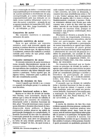 Art. 29
Rogério Greco
situa a motivação do delito - o executor será
responsabilizado por teraceitado retiraravida
de outrem mediante o recebimento de uma
contraprestação, já o autor intelectual será
responsabilizado pela sua intenção ao ter
dado causa à prática infracional, como é o
caso dos autos: a paciente —acusada de ser
a suposta mandante do homicídio (STJ, RHC
14900/SC, Rel. Min. Jorge Scartezzini, 5a
T., DJ 9/8/2004, p. 277).
Conceitos de autor
Há conceito restritivo e conceito
extensivo de autor.
Conceito restritivo de autor
Para os que adotam um conceito
restritivo, autor será somente aquele que
praticar a conduta descrita no núcleo do tipo
penal. Todos demais que, de alguma forma,
o auxiliarem, embora não realizem a conduta
narrada pelo verbo do tipo penal, serão
considerados partícipes.
Conceito extensivo de autor
O conceito extensivo de autor encontra-se
numa situação diametralmente oposta à do
conceito restritivo. Pelo fato de partirda teoria
da equivalência das condições, os adeptos do
conceito extensivo não fazem distinção entre
autores e partícipes. Todos aqueles que, de
alguma forma, colaboram para a pratica do
fato são considerados autores.
Teoria do domínio do fato
Autor é aquele que decide o se, o como
e o quando da infração penal; é o senhor de
suas decisões.
Domínio funcional sobre o fato
Baseia-se na ideia de divisão de tarefas.
Nilo Batista, com autoridade, depois de
afirmar que a ideia de divisão de trabalho é
fundamental ao conceito de coautoria,
dissertando sobre o domínio funcional do
fato, aduz: “Só pode interessar como coautor
quem detenha o domínio (funcional) do fato;
desprovida deste atributo, a figura
cooperativa poderá situar-se na esfera da
participação (instigação ou cumplicidade). O
domínio funcional do fato não se subordina
à execução pessoal da conduta típica ou de
fragmento desta, nem deve ser pesquisado
na linha de uma divisão aritmética de um
domínio ‘integraf do fato, do qual tocaria a
' BATISTA, Nilo. Concurso de agentes, p. 77.
cada coautor certa fração. Considerando-se
o fato concreto, tal como se desenrola, o
coautor tem reais interferências sobre o ‘Se’
e o seu ‘Como’; apenas, face à operacional
fixação de papéis, não é o único a tê-las, a
finalisticamente conduzir o sucesso. Pode-
se entretanto afirmar com Roxín que cada
coautor tem a sorte do fato total em suas
mãos, ‘através de sua função específica na
execução do sucesso total, porque se
recusasse sua própria colaboração faria
fracassar o fato.”1
Mostrando-se decisiva a atuação do réu
para o êxito da empreitada criminosa,
inclusive praticando atos executórios, não há
falar em participação, mas, sim, em
coautoria, não se aplicando a participação
de menor importância ao agente que realiza
uma parte necessária do plano global
(domínio funcional do fato), sendo impossível
o afastamento do concurso de pessoas se o
delito foi perpetrado, em unidade de desí­
gnios, mediante divisão de tarefas essenciais
para o sucesso da empreitada (TJMG, AC.
1.0056.04.076986-3/001, Rel. Des. Judimar
Biber, DJ 15/5/2009).
Na coautoria funcional que se funda­
menta no princípio da divisão de tarefas, o
agente que realiza atos executórios na parte
que lhe cabe realizar do plano criminoso não
pode ser considerado partícipe e receber o
benefício da participação de menor
importância (TJMG, AC 1.0188.05.030945-
2/001, Rel. Des. Alexandre Victor de
Carvalho, DJ 23/10/2006).
O acusado que na divisãò de trabalho
tinha o domínio funcional do fato (a saber,
fuga do local do crime), é coautor, e não
mero partícipe, pois seu papei era previa­
mente definido, importante,e necessário para
a realização da infração p.enal (SJT, HC
30.503/SP, Rel. Min. Paulo Medina, 6a T.,
DJ 12/12/2005, p. 424).
Coautoria
A teoria do domínio do fato fica mais
evidentequando diversaspessoas, unidaspelo
vínculo subjetivo, resolvem praticar uma
mesma infração penal. Aqui, mais do que
nunca, serádeextremaimportânciasaberquais
são os autores e os partícipes. Na lapidar lição
de Welzel, “a coautoria é autoria; sua
particularidade consiste em que o domínio do
fatounitárioé comumaváriaspessoas. Coautor
é quem possuindo as qualidades pessoais de
88
 