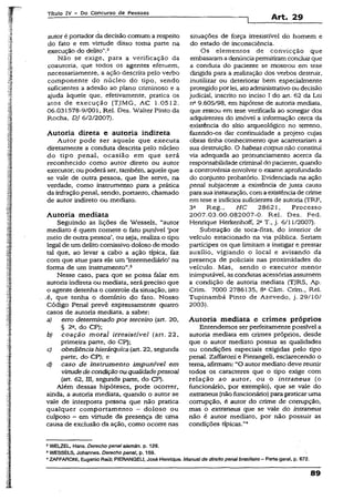 Título IV - Oo Concurso de Pessoas
Art. 29
autor é portador da decisão comum a respeito
do fato e em virtude disso toma parte na
execução do delito”.2
Não se exige, para a verificação da
coautoria, que todos os agentes efetuem,
necessariamente, a ação descrita pelo verbo
componente do núcleo do tipo, sendo
suficientes a adesão ao plano criminoso e a
ajuda àqueie que, efetivamente, pratica os
atos de execução (TJMG, AC 1.05Í2.
06.031578-9/001, Rel. Des. Walter Pinto da
Rocha, DJ 6/2/2007).
Autoria direta e autoria indireta
Autor pode ser aquele que executa
diretamente a conduta descrita pelo núcleo
do tipo penal, ocasião em que será
reconhecido como autor direto ou autor
executor; ou poderá ser, também, aquele que
se vale de outra pessoa, que lhe serve, na
verdade, como instrumento para a prática
da infração penal, sendo, portanto, chamado
de autor indireto ou mediato.
Autoria mediata
Seguindo as lições de Wessels, “autor
mediatõ é quem comete o fato punível ‘por
meio de outra pessoa’, ou seja, realiza o tipo
íegal de um delito comissivo doloso de modo
tal que, ao levar a cabo a ação típica, faz
com que atue para ele um ‘intermediário’ na
forma de um instrumento’’.3
Nesse caso, para que se possa falar em
autoria indireta ou mediata, será preciso que
o agente detenha o controle da situação, isto
.é, que tenha o domínio do fato. Nosso
Código Penal prevê expressamente quatro
casos de autoria mediata, a saber:
a) erro determinado por terceiro (art. 20,
§ 2“ do CP);
b) coação moraí irresistível (art. 22,
primeira parte, do CP);
c) obediência hierárquica (art. 22, segunda
parte, do CP); e
d) caso de instrumento impunível em
virtudede condição ou qualidadepessoal
(art. 62, III, segunda parte, do CP).
Além dessas hipóteses, pode ocorrer,
ainda, a autoria mediata, quando o autor se
vale de interposta pessoa que não pratica
qualquer comportamento - doloso ou
culposo - em virtude da presença de uma
causa de exclusão da ação, como ocorre nas
situações de força irresistível do homem e
do estado de inconsciência.
Os elementos de convicção que
embasarama denúnciapermitiramconcluir que
a conduta do paciente se mostrou em tese
dirigida para a realização dos verbos destruir,
inutilizar ou deteriorar bem especialmente
protegidopor lei, atoadministrativoou decisão
judicial, inscrito no inciso 1do art. 62 da Lei
na9.605/98, em hipótese de autoria mediata,
que restou em tese verificada ao sonegar dos
adquirentes do imóvel a informação cerca da
existência do sítio arqueológico no terreno,
fazendo-os dar continuidade a projeto cujas
obras tinha conhecimento que acarretariam a
sua destruição. O habeas corpus não constitui
via adequada ao pronunciamento acerca da
responsabilidade criminal do paciente, quando
a controvérsia envolver o exame aprofundado
do conjunto probatório. Evidenciada na ação
penal subjacente a existência de justa causa
parasua instauração, coma existênciade crime
em tese e indícios suficientes de autoria (TRF,
3a Reg., H C 28621, Processo
2007.03.00.0820Ó7-0. Rel. Des. Fed.
Henrique Herkenhoff, 2aT., j. 6/11/2007).
Subtração de toca-fitas, do interior de
veículo estacionado na via pública. Seriam
partícipes os que limitam a instigar e prestar
auxílio, vigiando o locai e avisando da
presença de policiais nas proximidades do
veículo. Mas, sendo o executor menor
inimputável, as condutas acessórias assumem
a condição de autoria mediata (TJRS, Ap.
Crim. 7000 2786135, 8a Câm. Crim., Rei.
Tupinambá Pinto de Azevedo, j. 29/10/
2003).
Autoria mediata e crimes próprios
Entendemos ser perfeitamente possível a
autoria mediata em crimes próprios, desde
que o autor mediato possua as qualidades
ou condições especiais exigidas pelo tipo
penal. Zaffaroni e Pierangeli, esclarecendo o
tema, afirmam: “O autor mediato deve reunir
todos os caracteres que o tipo exige com
relação ao autor, ou o intraneus (o
funcionário, por exemplo), que se vale do
extraneus (nãofuncionário) para praticar uma
corrupção, é autor do crime de corrupção,
mas o extraneus que se vale do intraneus
não é autor mediato, por não possuir as
condições típicas.”4
* WELZEL, Hans. Derecho penal atemán. p. 129.
3WESSÈLS, Johannes. Derecho penal, p. 159.
* ZAFFARONI, Eugênio Raúi: PIERANGEU. José Henrique. Manualde direito penalbrasileiro - Parte gera!, p. 672.
89
 