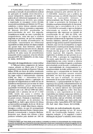 Art. I a
Rogério Greco
A Turma deferiu habeas corpus em que se
pretendia a extinção de procedimentojudicial
de aplicação de medida sócio-educativa a
menor inimputável, instaurado em razão da
prática de ato infracional equiparado ao crime
de furto. Salientou-se, de início, que, embora
a impetração se insurgisse contra decisão
monocrática proferida por Ministro do STJ que
indeferira o pleito liminar aduzido perante
aquela Corte, fazia-se necessária a superação
da Súmula 69l/STF, ponderadas as
particularidades do writ. Em seguida,
considerou-se incidir, no caso, o princípio da
insignificância, uma vez que a conduta
imputada ao paciente, de que lhe resultara a
imposição de medida socioeducativa de
internação, caracterizaria ato infracíonai
equivalente ao delito de furto de objeto avaliado
em quinze reais. Esse elemento, aliado às
demais circunstâncias em tomo do ato, afastaria
a tipicidade da conduta, o que evidenciaria a
ausência de justa causa do procedimento
instaurado contra o paciente, à luz do referido
princípio (STF, HC 102655/RS, rel. Min. Celso
de Mello, 22/6/2010).
Princípio da insignificância e crime militar
O Tribunal iniciou julgamento de habeas
corpus, afetado ao Pleno pela 2a Turma,
impetrado contra acórdão do SuperiorTribunal
Militar (STM) em favor de militar condenado
pelo crime deposse de substância entorpecente
em lugar sujeito à administração castrense
(CPM, art. 290) - v. Informativo 519. O
acórdão impugnado afastou a aplicação do
princípio da insignificância ao delito de uso de
substância entorpecente por se tratar de crime
de perigo abstrato, pouco importando a
quantidade encontrada em poder do usuário,
e afirmou que o art: 290 do CPM não sofreu
alteração com o advento da Lei nc 11.343/
2006, tendo em conta o critério da
especialidade da norma castrense em relação à
lei penal comum. Pretende a impetrante, em
síntese, a aplicação: a) do princípio da
insignificância, dado o grau mínimo de ofensa
ao bemjurídico protegido; b) do art. 28 da Lei
nc 11.343/2006. A Mina. Ellen Gracie, relatora,
denegou a ordem, no que foi acompanhada
pelos MinistrosMenezesDireito, CármenLúcia,
Ricardo Lewandowski e Joaquim Barbosa.
Entendeu que, diante dos valores e bens
jurídicos tutelados pelo aludido art. 290 do
CPM, revela-se inadmissível aconsideração de
alteração normativa pelo advento da Lei nQ
11.343/2006. Assentou que a prática da
conduta prevista no referido dispositivo légal
ofende as instituições militares, a
operacíonalidade das Forças Armadas, aiém
de violar os princípios da hierarquia e da
disciplinanaprópria interpretaçãodo tipo penal.
Asseverou que a circunstância de a Lei n2
11.343/2006 ter atenuado o rigor na disciplina
relacionada ao usuário de substância
entorpecente não repercute no âmbitò de
consideração do art. 290 do CPM, não
havendo que se cogitar de violação ao
princípio fundamental da dignidade da pessoa
humana. Salientou, ademais, que lei posterior
apenas revoga anterior quando expressamente
o declare, seja com ela incompatível, ou regule
inteiramente amatéria por eia tratada. Concluiu
não incidir qualquer uma das hipóteses à
situação em tela, já que o art. 290 do CPM é
norma especial. Em seguida, reputou
inapiicável, no âmbito do tipo previsto no art.
290 do CPM, o princípio da insignificância.
No ponto, após discorrer que o princípio da
insignificância tem como vetores a mínima
ofensividade da conduta do agente, anenhuma
periculosidade social da ação, o reduzido grau
de reprovabilidade do comportamento e a
inexpressividade da lesão jurídica provocada,
concluiu que o entorpecente no interiordas
organizações militares assume enorme
gravidade, em face do perigo que acarreta,
uma vez que é utilizado, no serviço,
armamento de altopoder ofensivo, o que afeta,
diretamente, a operacionalidade da tropa e a
segurança dos quartéis, independentemente da
quantidade da droga encontrada, e agride, dessa
forma, os valores básicos das instituições
militares. Em divergência, o>Mín. Eros Grau
concedeu o writ, reportando-se às razões
expendidas nos habeas corpus que deferira na
2aTurma (HC 92961/SP,' DJE de 22/2/2008;
HC 90125/RS, DJE de 5/9/2008; HC 94678/
RS, DJEde 22/8/2008, e.g.). Após, pediu vista
dos autos o Min. Carlos Britto (STF, HC94685/
CE, Rel3. Mina. Ellen Gracie, 30/10/2008).
Princípio da individualização da pena
Encontra-se previsto no art. 5a, inciso
XLVI, da Constituição Federal, com a
seguinte redação: A lei regulará a indivi­
dualização dapena10e adotará, entre outras,
,0Preleciona Bettiol que “todo direito penai modemo é orientado no sentido da individualização das medidas penais,
porquantose pretende que o tratamento penal sejatotalmentevoltadoparacaracterísticas pessoaisdo agente afimde
quepossa corresponderaos finsquese pretendeaicançarcom apenaou com as medidasde segurança" [Direitopenal,
p. 336).
6
 