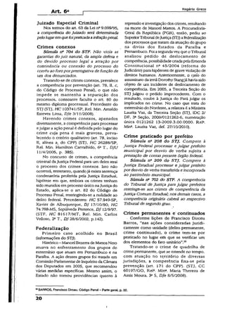 Art. 6°
Rogério Greco
Juizado Especial Criminal
Nos termos do art. 63 da Lei n° 9.099/95,
a competência do Juizado será determinada
pelolugarem quefoipraticadaainfraçãopenal.
Crimes conexos
Súmula n* 704 do STF. Não viola as
garantias do juiz natural, da ampla defesa e
do devido processo legal a atração por
continência ou conexão do processo do
corréu ao foroporprerrogativa de função de
um dos denunciados.
Tratando-se de crimes conexos, prevalece
a competência por prevenção (art. 78, II, c,
do Código de Processo Penal), o que não
impede se mantenha a separação dos
processos, consoante faculta o art. 80 do
mesmo diploma processual. Precedente do
STJ (STJ, HC 103741/SP, Rel. Min. Arnaldo
Esteves Lima, DJe 3/11/2008).
Havendo crimes conexos, apenados
diversamente, a competência para processar
ejulgar a ação penal é definida pelo lugar do
crime cuja pena é mais gravosa, preva­
lecendo o critério qualitativo (art. 78, inciso
II, alínea a, do CPP) (STJ, HC 26288/SP,
Rel. Min. Hamilton Carvalhido, 6a T.( DJU
11/4/2005, p. 385).
No concurso de crimes, a competência
criminal daJustiça Federal para um deles atrai
o processo dos crimes conexos. Isto não
ocorrerá, entretanto, quandojá existasentença'
condenatória proferida pela Justiça Estadual,
hipótese em que, embora os crimes tenham
sido reunidos emprocesso único naJustiça do
Estado, aplica-se o art. 82 do Código de
Processo Penal, restringindo-se a nulidade ao
delito federal. Precedentes: HC 57.949-SP,
Xavier de Albuquerque, DJ 17/10/80; HC
74.788-MS, Sepúlveda Pertence, DJ 12/9/97.
(STF, HC 81617/MT, Rel. Min. Carlos
Velloso, 2® T., DJ 28/6/2002, p.142).
Federalização
Primeiro caso acolhido no Brasil
(informações do STJ).
Histórico- ManoelBezerra de MattosNeto
atuava no enfrentamento dos grupos de
extermínio que amam em Pernambuco e na
Paraíba. A ação desses grupos foi tratada em
ComissãoParlamentarde Inquéritoda Câmara
dos Deputados em 2005, que recomendou
várias medidas específicas. Mesmo assim, o
Estado não tomou providências quanto à
repressãoeinvestigaçãodos crimes, resultando
na morte de Manoel Mattos. A Procuradoria-
Geral da República (PGR), então, pediu ao
SuperiorTribunaldeJustiça(STJ) afederalização
dos processos que tratamda atuaçãodo grupo
na divisa dos Estados da Paraíba e
Pernambuco. Foi asegundavezque oTribunal
analisou pedido de deslocamento de
competência, possibilidadecriadapelaEmenda
Constitucional na 45/2004 (reforma do
Judiciário) para hípóteses de grave violação de
direitos humanos. Anteriormente, o caso do
assassinato dairmãDorothy Stangjá haviasido
objeto de um incidente de deslocamento de
competência. Em 2005, a Terceira Seção do
STJ julgou o pedido improcedente. Com o
resultado, coube à Justiça do Pará julgar os
implicados no crime. No caso que trata do
extermínio do Nordeste, a relatora ê aMinistra
Laurita Vaz, da Terceira Seção (STJ, IDC 2/
DF, 3a Seção, 2009/0121262-6, numeração
única 0121262 13-2009.3.00.0000. Rela.
Min2. Laurita Vaz, def. 27/10/2010).
Crime praticado por prefeito
Súmula 0a 208 do STJ. Compete à
Justiça Federal processar e julgar prefeito
municipal por desvio de verba sujeita a
prestação de comas perante órgão federal.
Súmula na 209 do STJ. Compete à
Justiça Estadual processar e julgar prefeito
por desvio de verba transferida e incorporada
ao patrimônio municipal.
Súmula rf 702 do STF. A competência
do Tribunal de Justiça para julgar prefeitos
restringe-se aos crimes de competência da
Justiça Comum Estadual; nos demais casos, a
competência originária caberá ao respectivo
Tribunal de segundo grau.
Crimes permanentes e continuados
Conforme lições de Francisco Dirceu
Barros, “nas ações consideradas juridi­
camente como unidade (delito permanente,
crime continuado), o crime tem-se por
praticado no lugar em que se verificar um
dos elementos do fato unitário”.25
Tratando-se o crime de quadrilha de
crimepermanente, que se estende no tempo,
com atuação no território de diversas
jurisdições, a competência fixa-se pela
prevenção (art. 171 do CPP). (STJ, CC
60197/G0, Rel2. Min2. Maria Thereza de
Assis Moura, 32S, DJe 8/5/2008).
25BARROS, Francisco Dirceu. Código Penal - Parte gerai, p. 32.
20
i
 