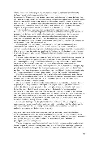 Bijlage 2

De geschiedenis van het productieproces van bakstenen


Bakstenproductie1850
De manier waarop bakstenen worden geproduceerd is eeuwenlang nauwelijks
significant veranderd. De Romeinen gebruikten als voornaamste grondstof leem en
bakten de gevormde stenen in grote cirkelvormige ovens. Toen de baksteen vanaf de
12de eeuw weer in het huidige Nederland in gebruik kwam, werd voor het eerst gebruik
gemaakt van rivierklei. Die werd eerst gedroogd en vervolgens gebakken. Verder van
de rivieren gebruikte men nog steeds leem als grondstof. De gevormde stenen werden
alleen te drogen gelegd en waren daarna klaar voor gebruik.
                   Pas vanaf de tweede helft van de 19de eeuw veranderde het productieproces
ingrijpend, onder invloed van het streven naar een grotere brandstofbesparing en een
grotere productiecontinuïteit.

Winigevorbewrkingvadel
De klei werd oorspronkelijk gewonnen in de uiterwaarden of in de binnendijkse
weilanden nabij de rivierdijk. Eerst werd de bovenste laag grond afgegraven, waarna
men de kleilaag zo ver mogelijk afgroef – dit afgraven van de klei wordt ook wel
‘aftichelen’ genoemd. In weilanden werd de afgegraven toplaag soms weer
teruggebracht. De gewonnen klei werd niet ver van de kleiput neergegooid op een
grote berg. Deze kleiberg lag twee jaar lang ‘in de rot’. Door de regen werd de klei
vermengd. Vervolgens werd de klei naar een zogenoemde walkplaats gebracht: een
vierkant, enigszins verlaagd en verhard terrein. Nadat men de klei hierop in lagen had
aangebracht en water en zand had toegevoegd, werd het door de walkers met hun
blote voeten fijngestampt en gemengd. Hierdoor kreeg de klei een homogene
samenstelling. Dan werd de klei door een ballenjongen tot grote ballen gevormd,
waarna het vormen van de stenen kon beginnen.




                                                      Een excavateur in werking. De klei
                                                      wordt in een kipkar geladen, die
                                                      over het smalspoor naar de fabriek
                                                      wordt geleid (bron: Janssen, 1987).

Mechanisering
De mechanisering van kleiwinning en -menging voltrok zich in verschillende stappen.
Het kneden en mengen van de klei werd al in de 17de eeuw vergemakkelijkt door de
invoering van de kleimolen: een soort houten ton met in het midden een verticaal
lopende ijzeren as met horizontaal daaraan bevestigde snijmessen. De klei werd aan
de bovenzijde ingeworpen. De ijzeren as met messen werd aanvankelijk door een
paard in beweging werd gebracht, later zou de kleimolen op stoomkracht gaan werken.
   Mechanisering van de kleiwinning liet op zich wachten tot het eind van de 19de
eeuw, toen de kleigraver werd vervangen door een zogenoemde excavateur: een soort
 