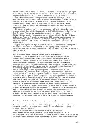 baggermolen op rails, die de klei tot op grotere diepte kon afgraven. De klei werd in
lorries gekiept, die aanvankelijk met paarden en later met locomotieven over
smalspoorrails naar de opslagplaats werden vervoerd.

Vormenvadbkst
Een ballenjongen bracht de kleibal naar de vormer, die aan een verplaatsbaar
vormtafeltje zat. De vormer wierp de klei met kracht in de houten vorm en streek de
overtollige klei met een draad af. Een afdrager bracht de gevulde vorm vervolgens naar
het tasveld – een vlak en verhard terrein – waarop de vormelingen uit de vorm werden
neergeslagen.




                              Het afstrijken van de klei bij handvorming (bron: Cageling
                              en Preger, 1952).

Vormmachines
In de tweede helft van de 19de eeuw kreeg de vormer concurrentie van de machinale
vormmachine en rond 1875 was de handvormer op het merendeel van de
steenfabrieken al verdrongen door steenvorm- of strengpers. Vaak vormden deze
persen een geheel met de kleimenger, zodat er een grotere continuïteit in het
productieproces plaatsvond.

Drogen
Op het tasveld werden de vormelingen op de grond gelegd om te drogen. Na een dag
werden de stenen door zogenoemde ‘opsnijders’ op hun kant gelegd, zodat alle zijden
konden drogen. Na enkele dagen werden de vormelingen op een droogrek of in een
droog- of haaghut opgestapeld. Hier droogden ze verder onder invloed van de wind.




                                                     Het opsnijden van de stenen
                                                     (bron: de Koninck en Marijnissen,
                                                     1988).
 