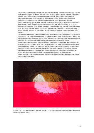 In een oven met twaalf kamers worden kamer 1 en 12 van elkaar gescheiden door een
schuifwand. Daarna worden de inrijpoorten van kamer 1 en 2 geopend. Terwijl de
gereed gekomen stenen in kamer 1 worden uitgekruid, stroomt lucht de kamers in ten
gevolge van de trek van de schoorsteen. In de kamers 3 tot en met 6, waar reeds
gebakken stenen staan af te koelen, wordt de instromende lucht verwarmd. De hete
lucht wakkert het vuur aan in de kamers 7 en 8, waar de stenen worden gebakken. De
stoker voert hier door stookgaten in het gewelf van bovenaf brandstof toe, waardoor de
temperatuur verder stijgt. Vervolgens stromen de hete lucht en de verbrandingsgassen
door de kamers 9 tot en met 12, waar de vormelingen worden viht rTJdrn .rn Vlaaalfihtw2/GS1 ingsgar de
re4e
 