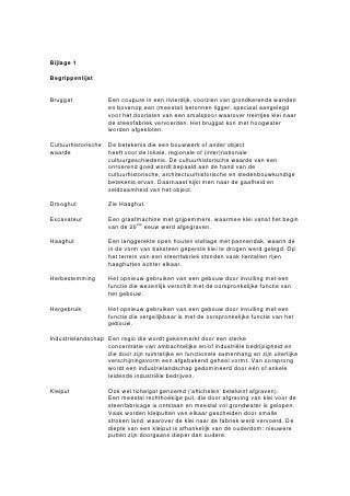Bijlage 5

De geschiedenis van de steenfabrieken in Ubbergen en Millingen aan de Rijn


Rond 1900 telden de gemeenten Ubbergen en Millingen aan de Rijn samen een tiental
steenfabrieken: van west naar oost waren dat De Vlietberg, Den Alver, De
Groenlanden, De Ooij, Bouwkamp I en II, Erlecom en Kekerdom in Ubbergen en
Klaverland en de fabriek van de Colenbranders in de gemeente Millingen aan de Rijn.
Van de eigenlijke fabrieksterreinen van de Colenbranders en de Bouwkamp I is niets
meer bewaard gebleven. Van Den Alver en van de Bouwkamp II zijn slechts enkele
onopvallende fragmenten bewaard gebleven, terwijl van de overige zes fabrieken nog
belangrijke restanten bestaan.
    Gehuchten als Erlecom, De Groenlanden en Tiengeboden, aan de dijk en dichtbij de
fabrieken gelegen, groeiden uit tot enclaves van steenfabrieksarbeiders. Ten
noordoosten van Leuth werden op een met zand opgespoten stuk land enkele
arbeidershuisjes gebouwd. De buurtschap kreeg de naam ‘Zandpol’. Na de oorlog zijn
alle sporen van het beruchte buurtje gewist.

De Vlietberg
In 1873 richtte de Nijmegenaar G.H. van der Wedden niet ver van zijn woonplaats de
steenfabriek Brienenswaard op. De fabriek, die bestond uit een vijftal veldovens, kwam
acht jaar later in handen van de firma Burgers en Fels, die het bedrijf tot 1920 in
handen hield. Zes jaar later werd de Brienenswaard opnieuw overgenomen en
veranderde de naam van de fabriek in De Vlietberg. Deze naam duidt erop dat het
hoogwatervrije terrein, waarop de steenfabriek ligt, al van oudsher werd gebruikt als
vluchtheuvel voor vee.
   In 1927 werd op het terrein een nieuwe ringoven gebouwd, die tot 1974 of ‘75 in
gebruik is geweest. In dat laatste jaar is de fabriek gesloten en grotendeels
afgebroken. Een schoorsteen en enkele bijgebouwen zijn blijven staan.

Den Alver
Over de kleinste steenfabriek in Ubbergen, Den Alver, is niet zoveel bekend. De fabriek
lag ten noordoosten van De Vlietberg op een verhoging in de uiterwaarden, pal aan de
Waaloever. De oudste veldovens ter plaatse dateerden uit 1852. In het begin van de
vorige eeuw werden de veldovens vervangen door een zigzagoven. Tussen 1928 en
1953 zijn de ovens verdwenen – waarschijnlijk verwoest tijdens de Tweede
Wereldoorlog – en ter plaatse van het vroegere tasveld ligt nu een diepe plas.

De Groenlanden
Op een verhoging in het landschap, aan de binnenzijde van de Waalbocht, richtten
Aegidius Robert Janssen en Gerhard Frans Hubert van de Loo in 1872 een
steenfabriek op. Deze bestond aanvankelijk uit een aantal naast elkaar gelegen
veldovens: drie kleine en een grote. In 1916 werd een ringoven gebouwd, waarvoor
twee veldovens werden afgebroken. De fabriek raakte in de jaren 1970 buiten gebruik.
De 60 meter hoge schoorsteen werd op 16 november 1978 opgeblazen, het vervallen
fabrieksgebouw werd omstreeks dezelfde tijd afgebroken. Het ovenlichaam bleef
behouden, werd bedekt met een laag aarde en is sindsdien in gebruik als verblijfplaats
voor vleermuizen. Het is niet publiekelijk toegankelijk.
    Van de twee veldovens die E. Kwaks in 1988 op steenfabriek De Groenlanden
inventariseerde, is er nadien één verdwenen. De nog bestaande veldoven, die lange
tijd als schuur werd gebruikt, is in 2004 gerestaureerd in opdracht van de Stichting Van
Steen en Natuur.
 