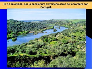 El río Guadiana  por la penillanura extremeña cerca de la frontera con Portugal. 
