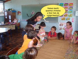 Vamos medir quantos chinelos a Isis tem de comprimento? 