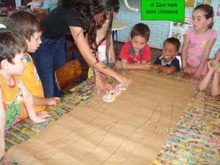 A Isis tem seis chinelos. 