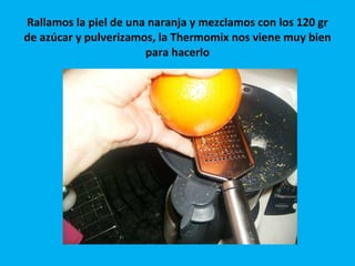 Rallamos la piel de una naranja y mezclamos con los 120 gr de azúcar y pulverizamos, la Thermomix nos viene muy bien para hacerlo 